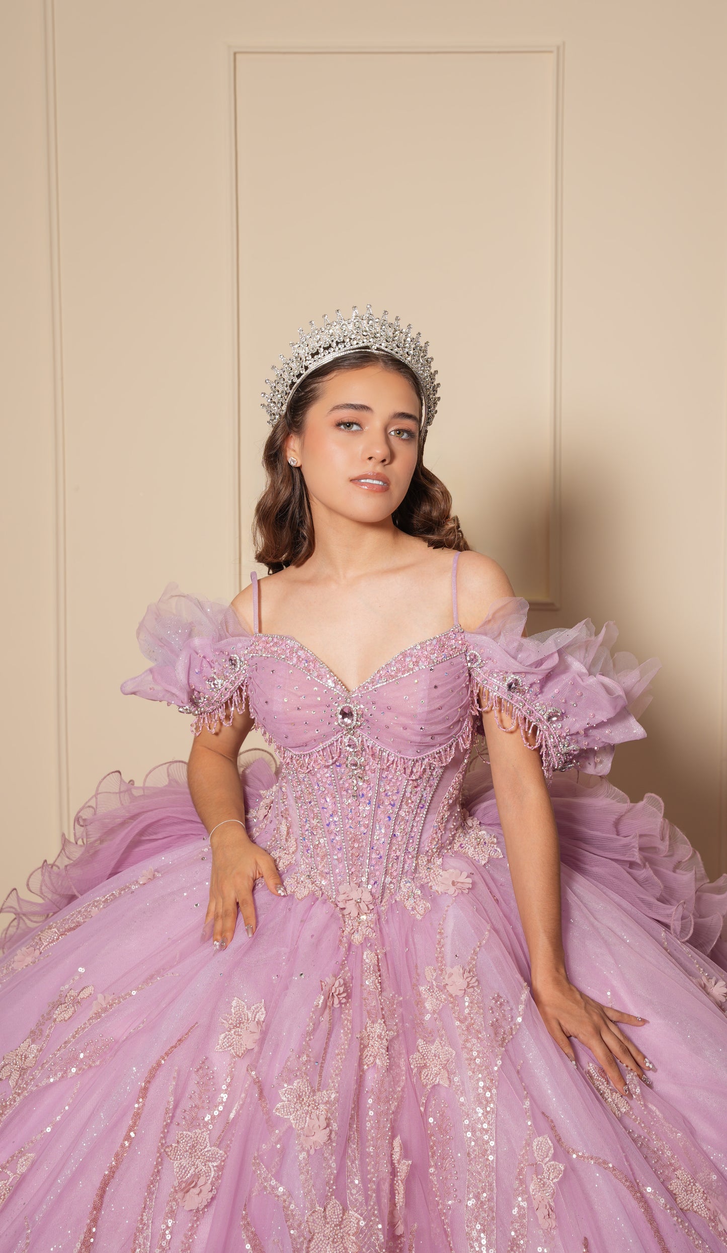 Vestido de XV Años Rosa Lila Cadenas en Copas y Mangas Caídas Amponas