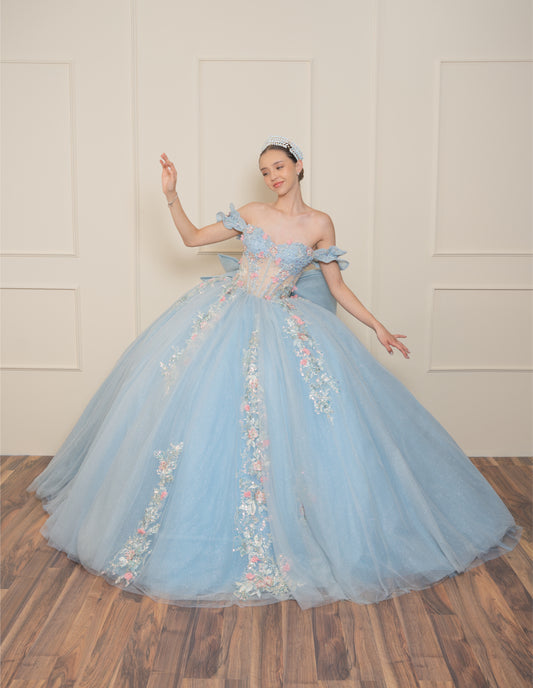 Vestido de XV Años Azul Cielo Con Pedrería en Tonos Azules y Rosas