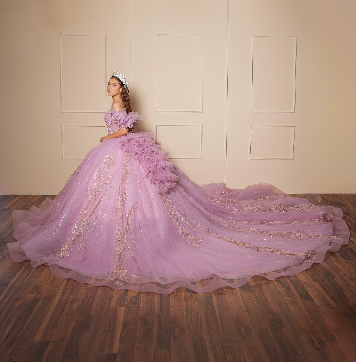 Vestido de XV Años Rosa Lila Cadenas en Copas y Mangas Caídas Amponas