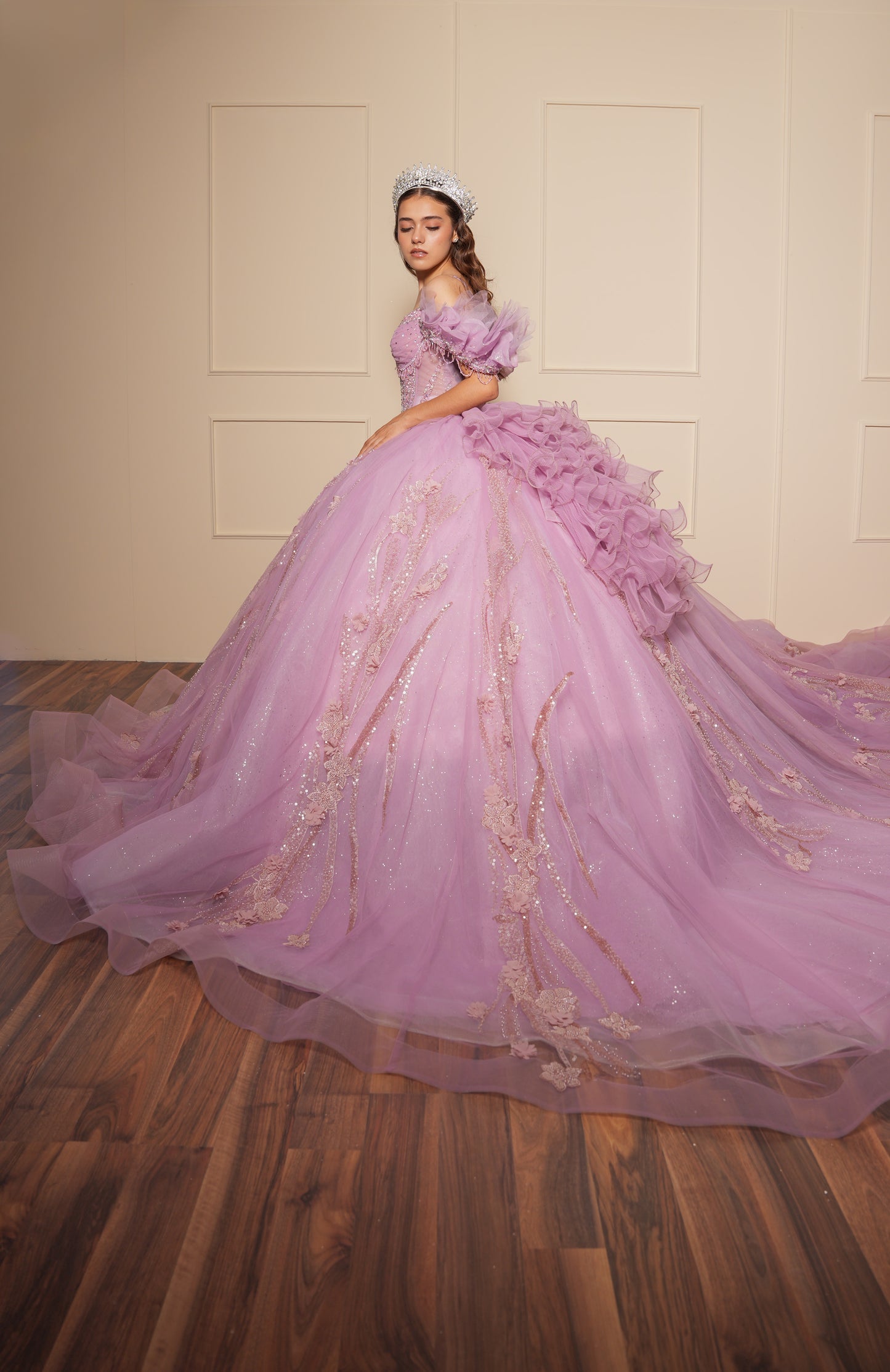 Vestido de XV Años Rosa Lila Cadenas en Copas y Mangas Caídas Amponas