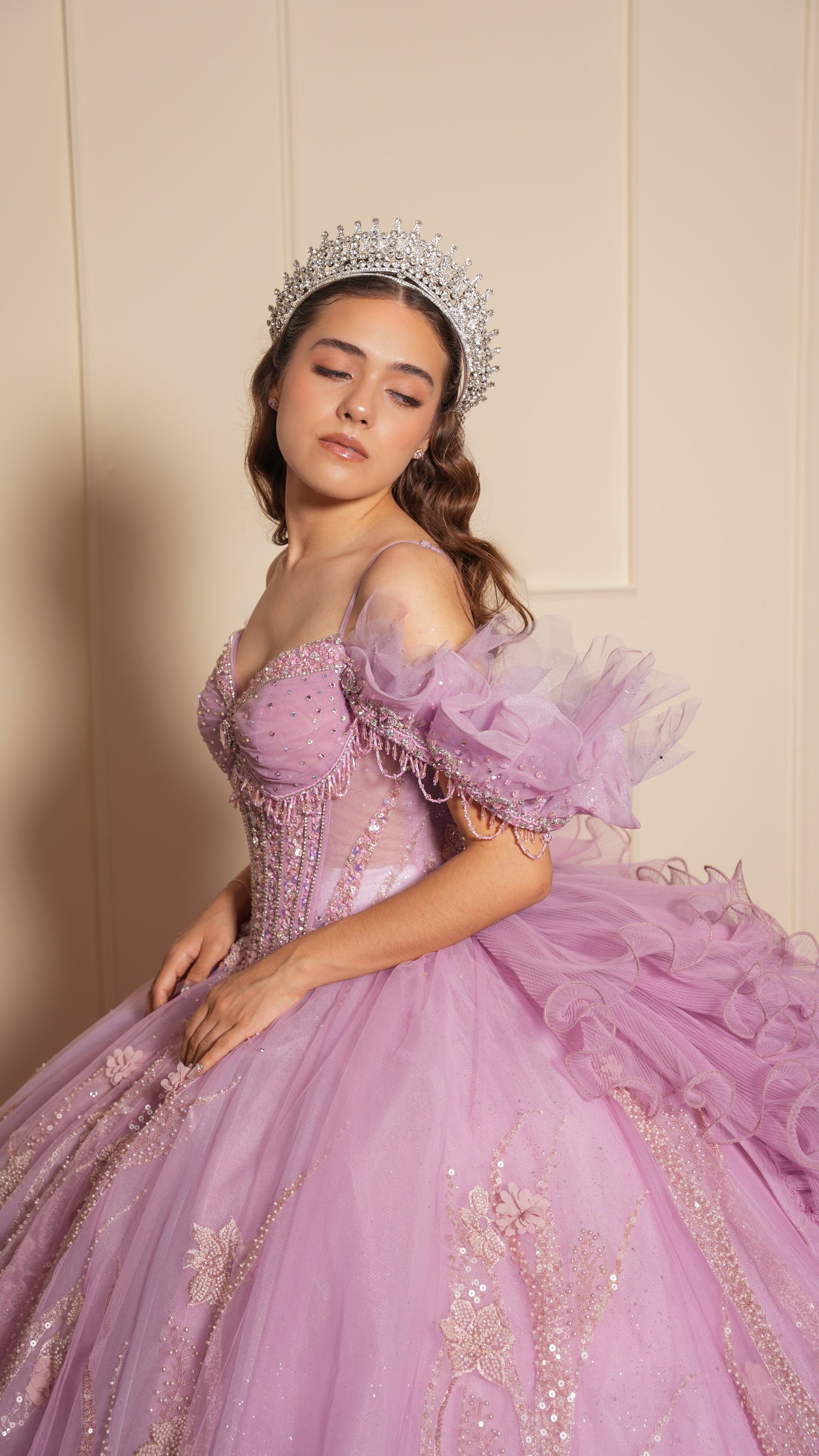 Vestido de XV Años Rosa Lila Cadenas en Copas y Mangas Caídas Amponas