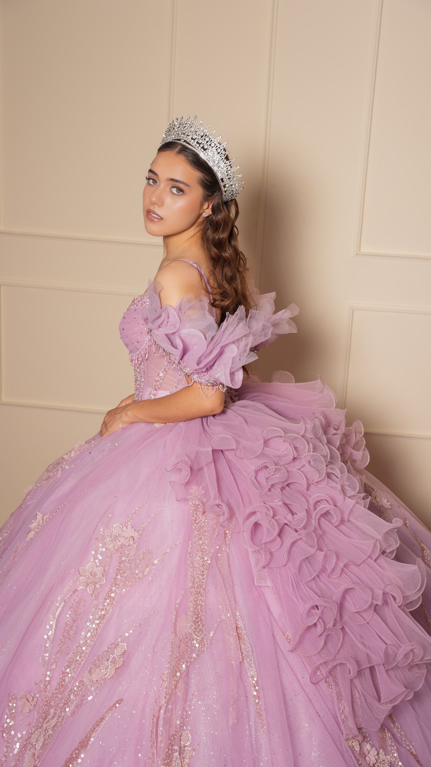 Vestido de XV Años Rosa Lila Cadenas en Copas y Mangas Caídas Amponas