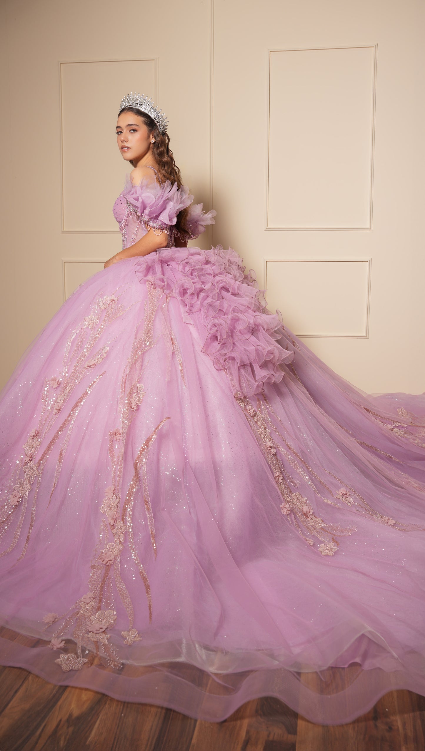 Vestido de XV Años Rosa Lila Cadenas en Copas y Mangas Caídas Amponas