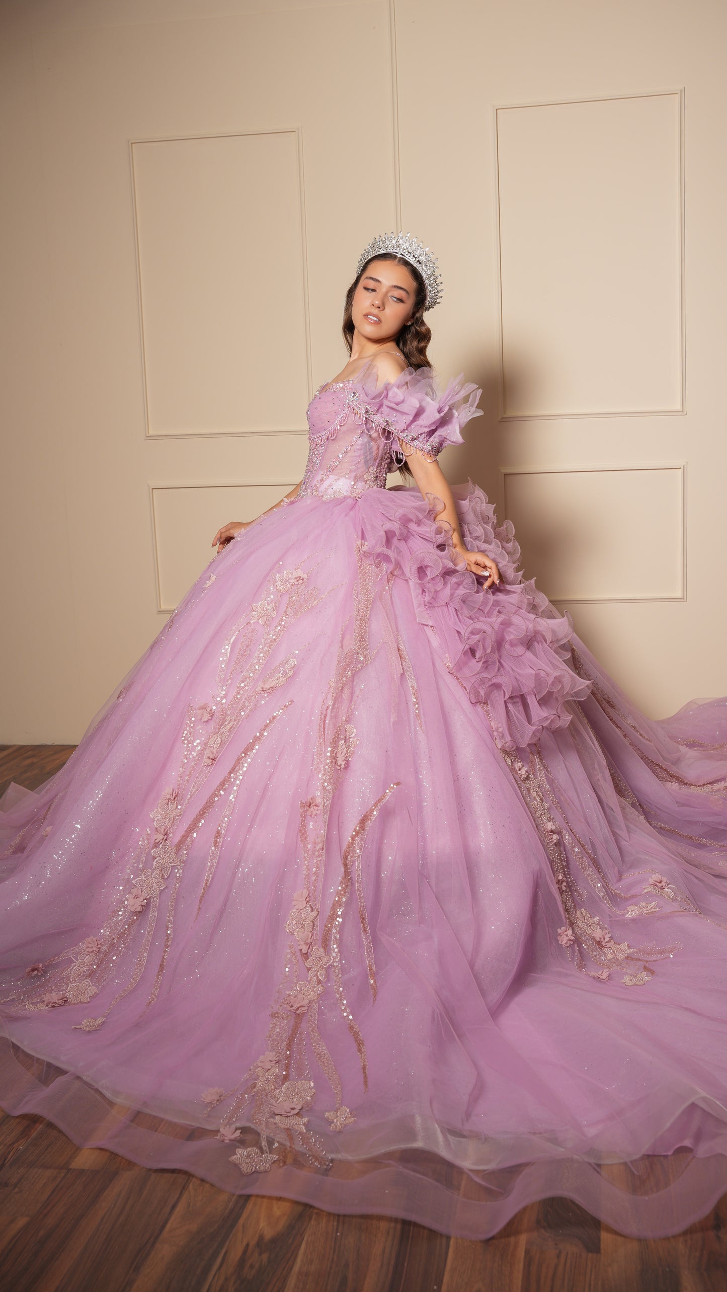 Vestido de XV Años Rosa Lila Cadenas en Copas y Mangas Caídas Amponas