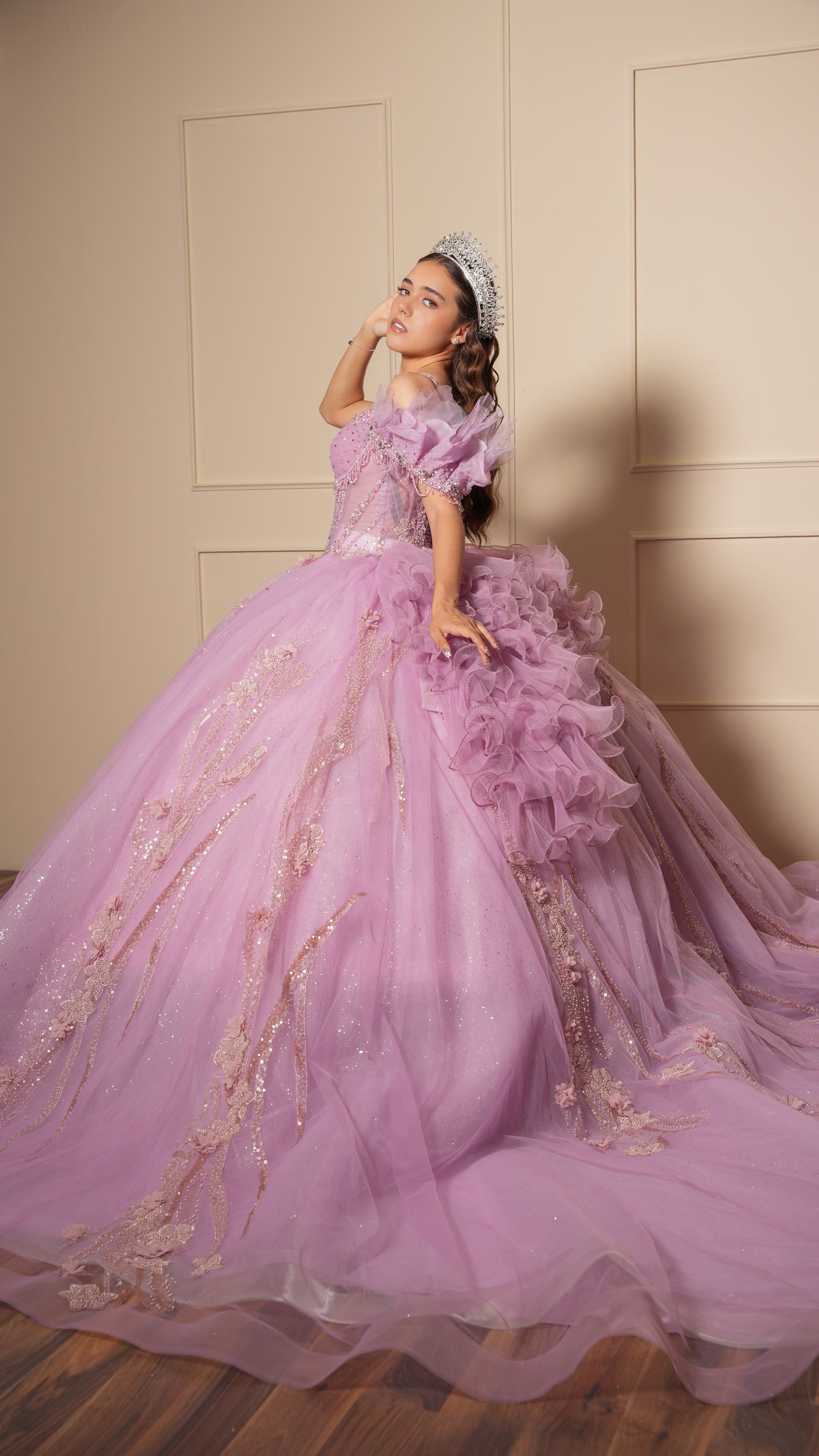 Vestido de XV Años Rosa Lila Cadenas en Copas y Mangas Caídas Amponas