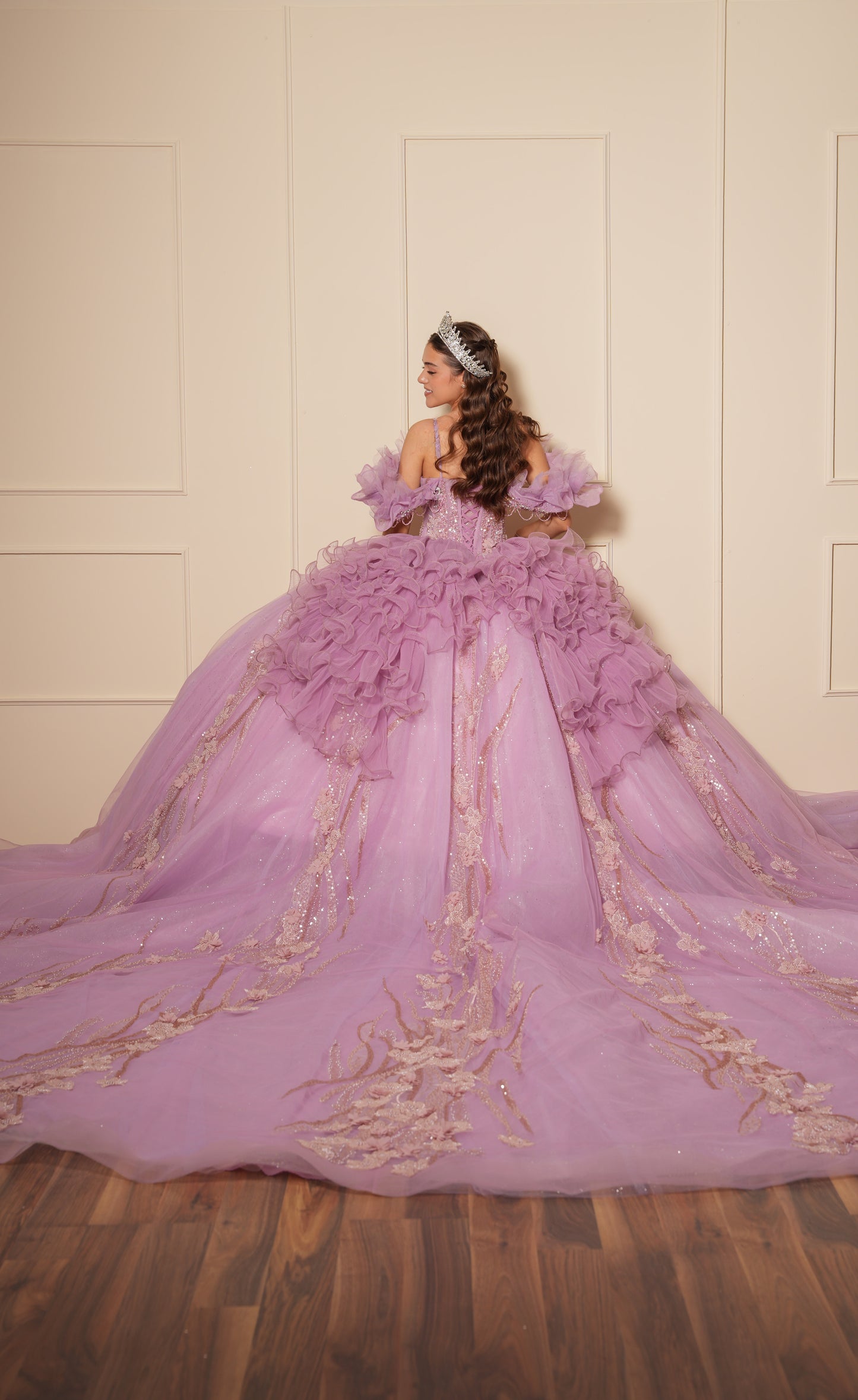 Vestido de XV Años Rosa Lila Cadenas en Copas y Mangas Caídas Amponas