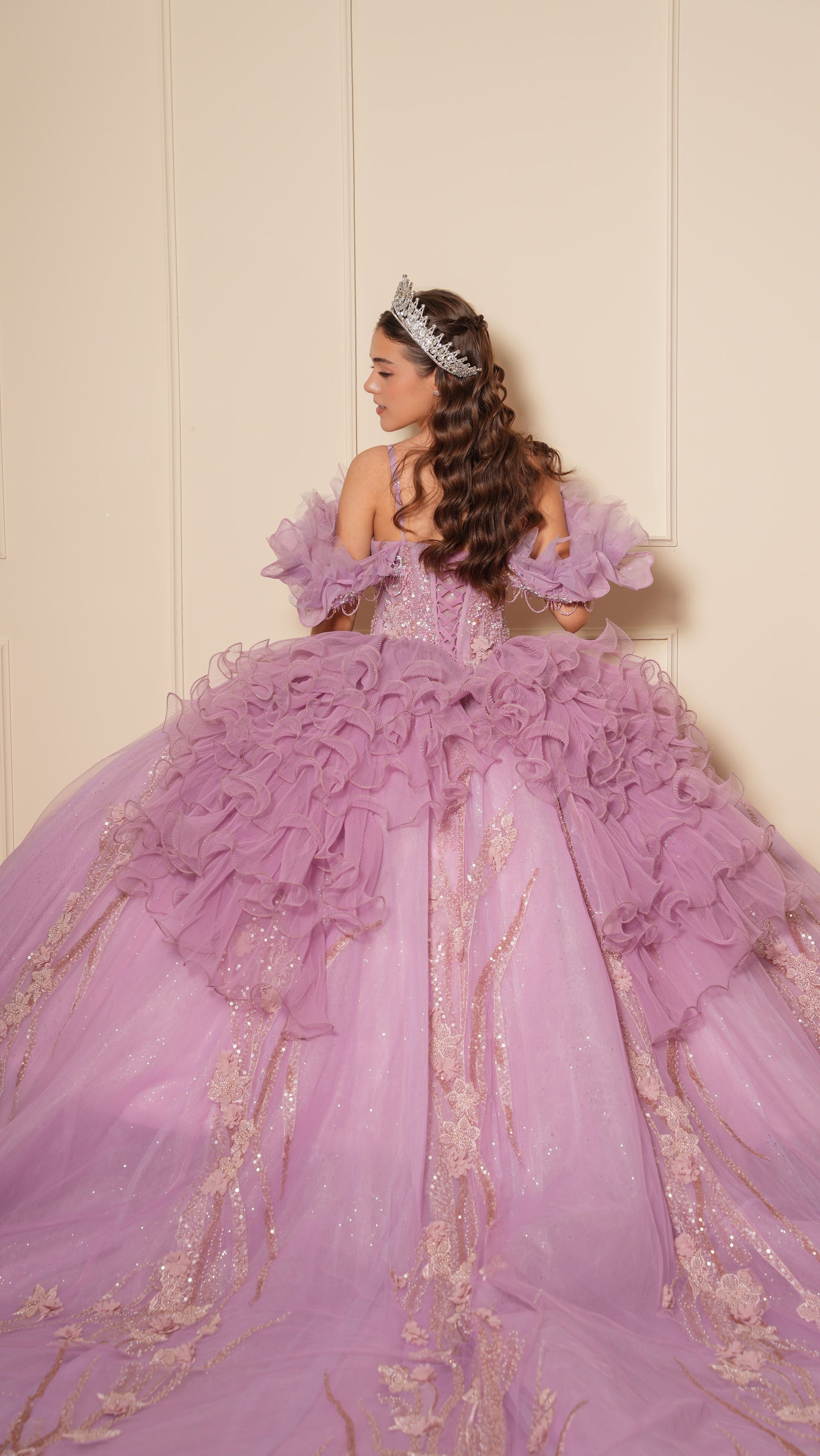 Vestido de XV Años Rosa Lila Cadenas en Copas y Mangas Caídas Amponas