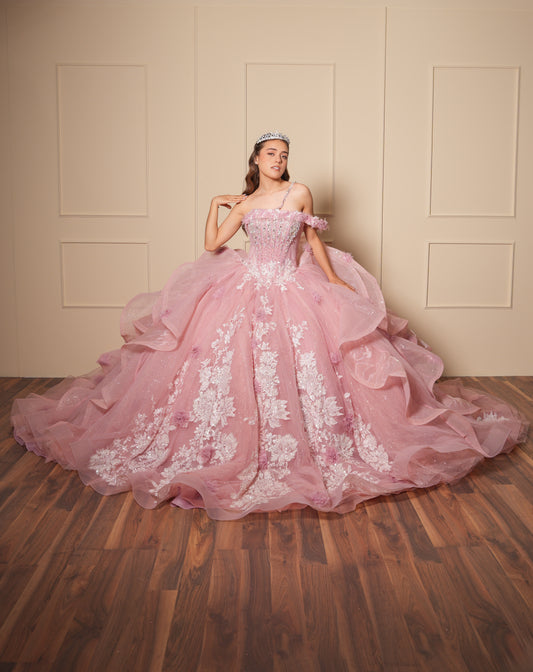 Vestido de XV Años Rosa Pedrería Blanca con Flores un Tirante y Olanes en el Cauda