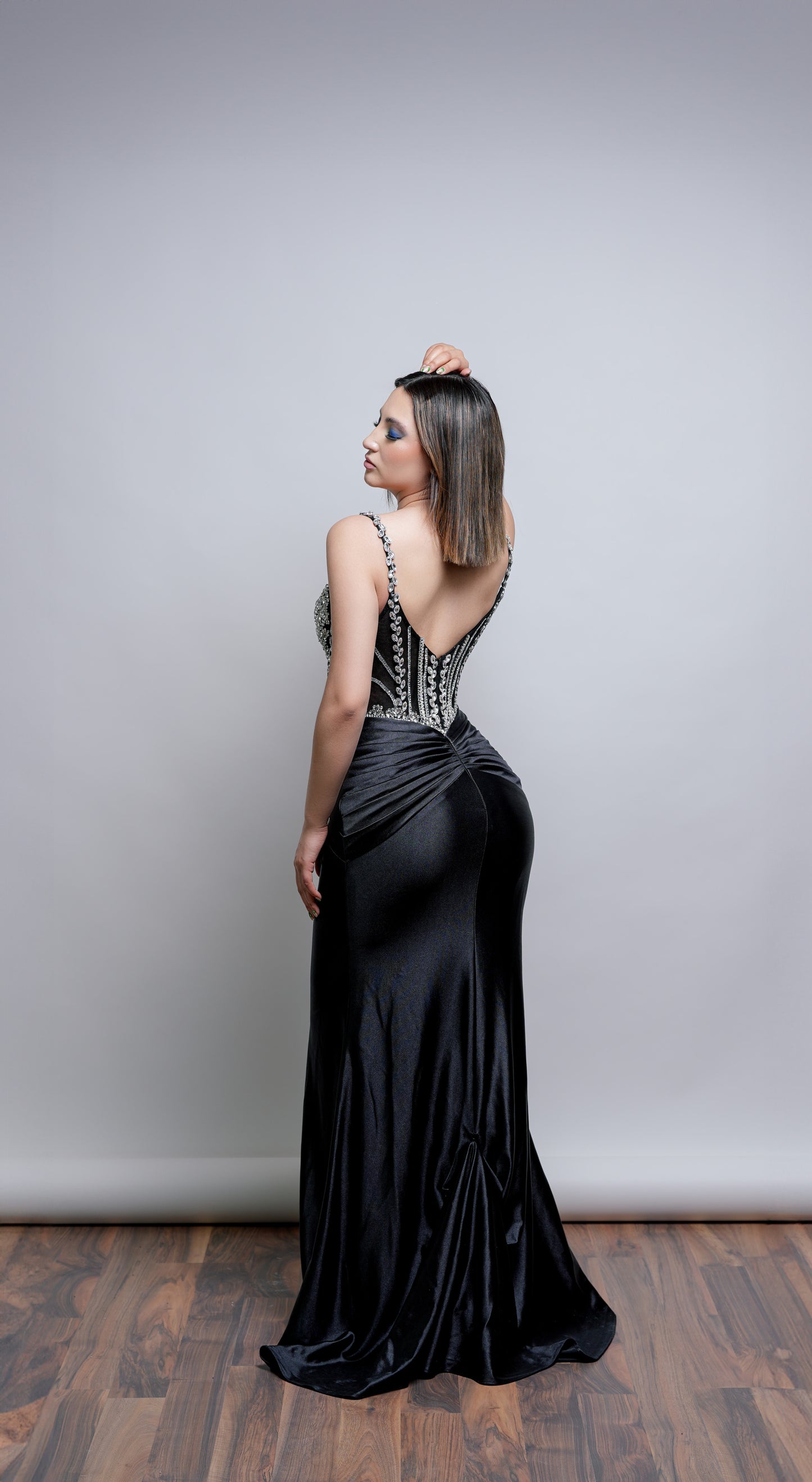 Vestido Negro Satin Piedras Plateadas en Corset