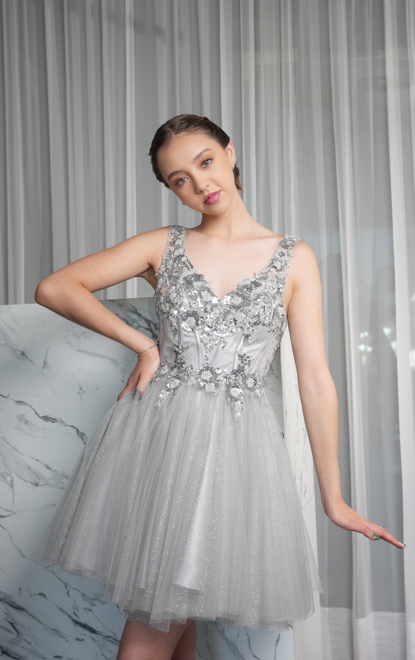 Vestido XV Años Gris Lentejuela Tirante Grueso Corto