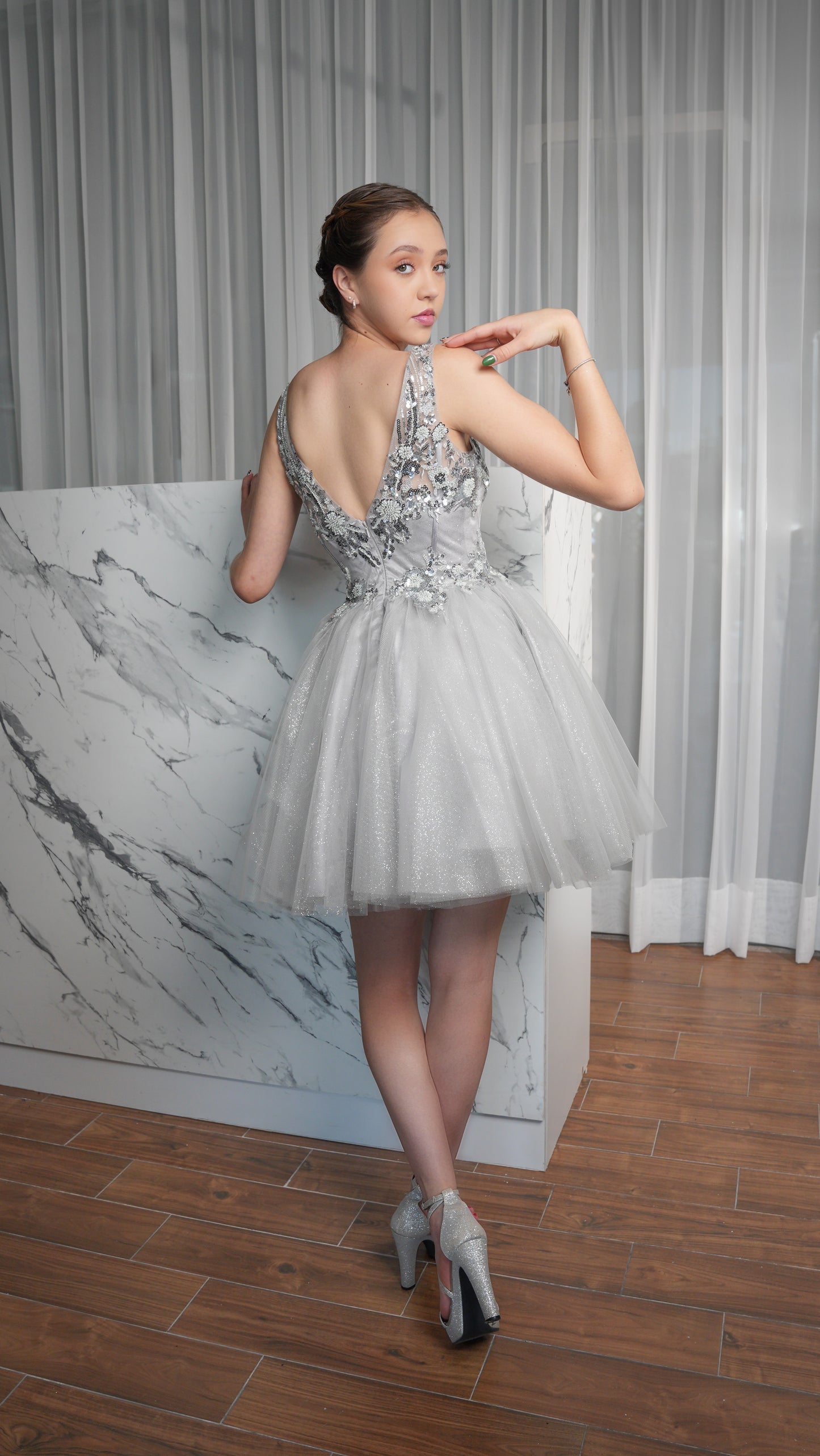 Vestido XV Años Gris Lentejuela Tirante Grueso Corto