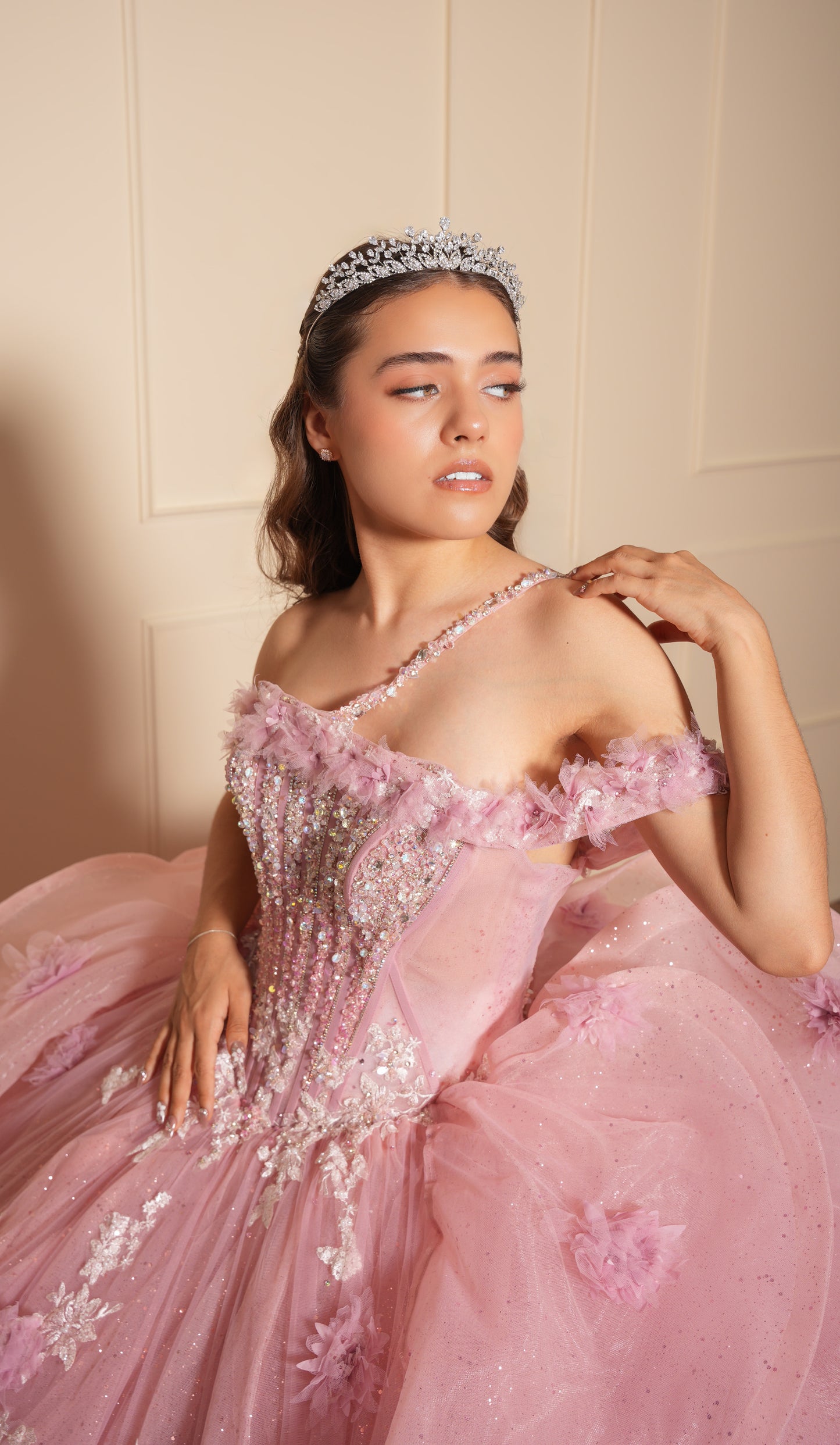 Vestido de XV Años Rosa Pedrería Blanca con Flores un Tirante y Olanes en el Cauda