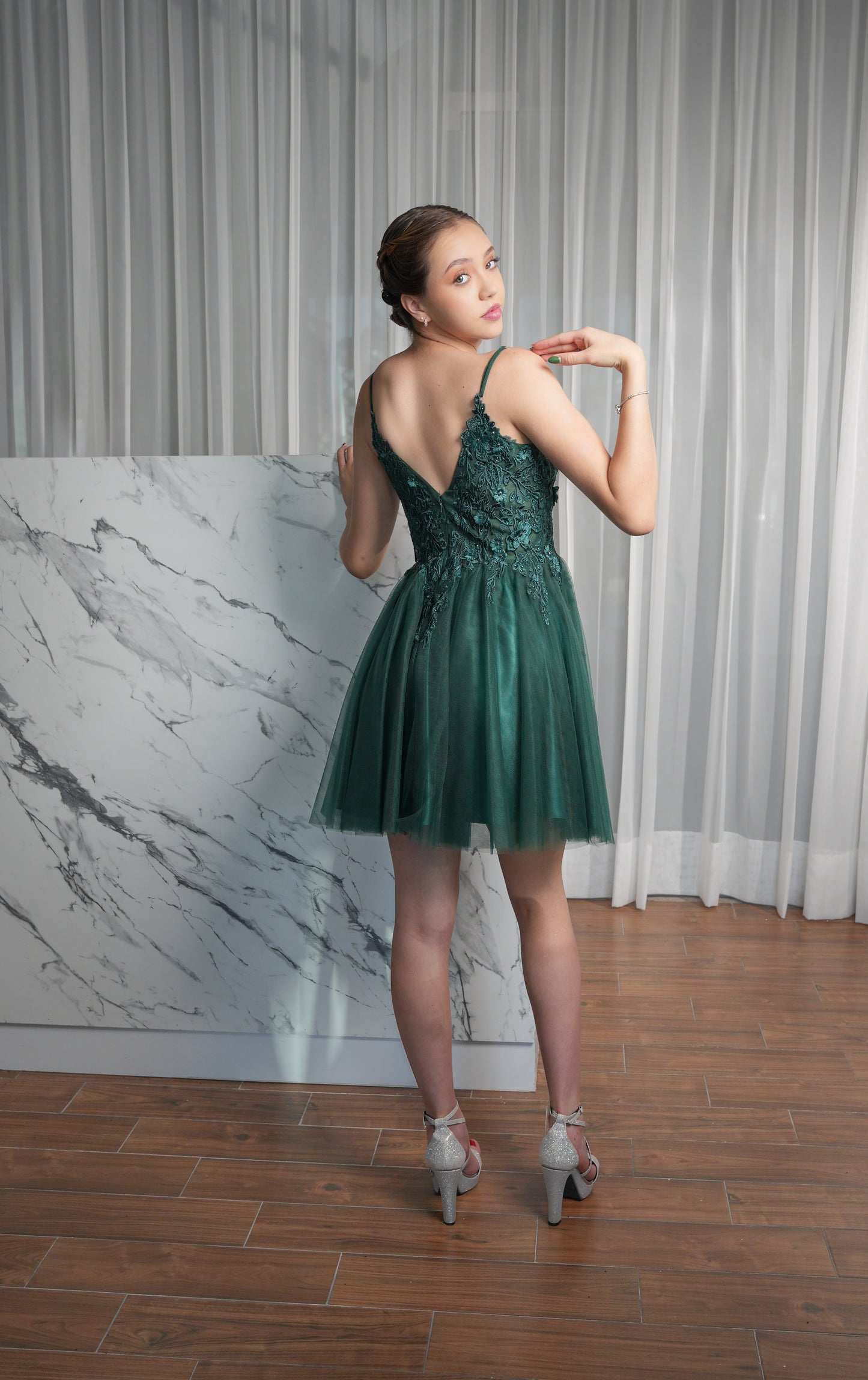 Vestido XV Años Verde Esmeralda Encaje Bordado Corto