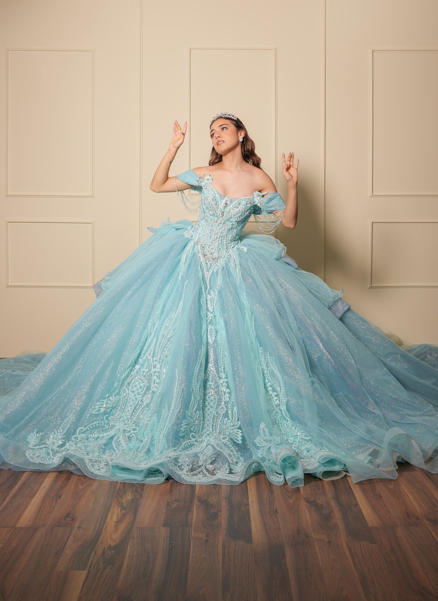 Vestido de XV Años Azul Menta Pedrería Plata con Falda Desplegable y Cadenas en Mangas