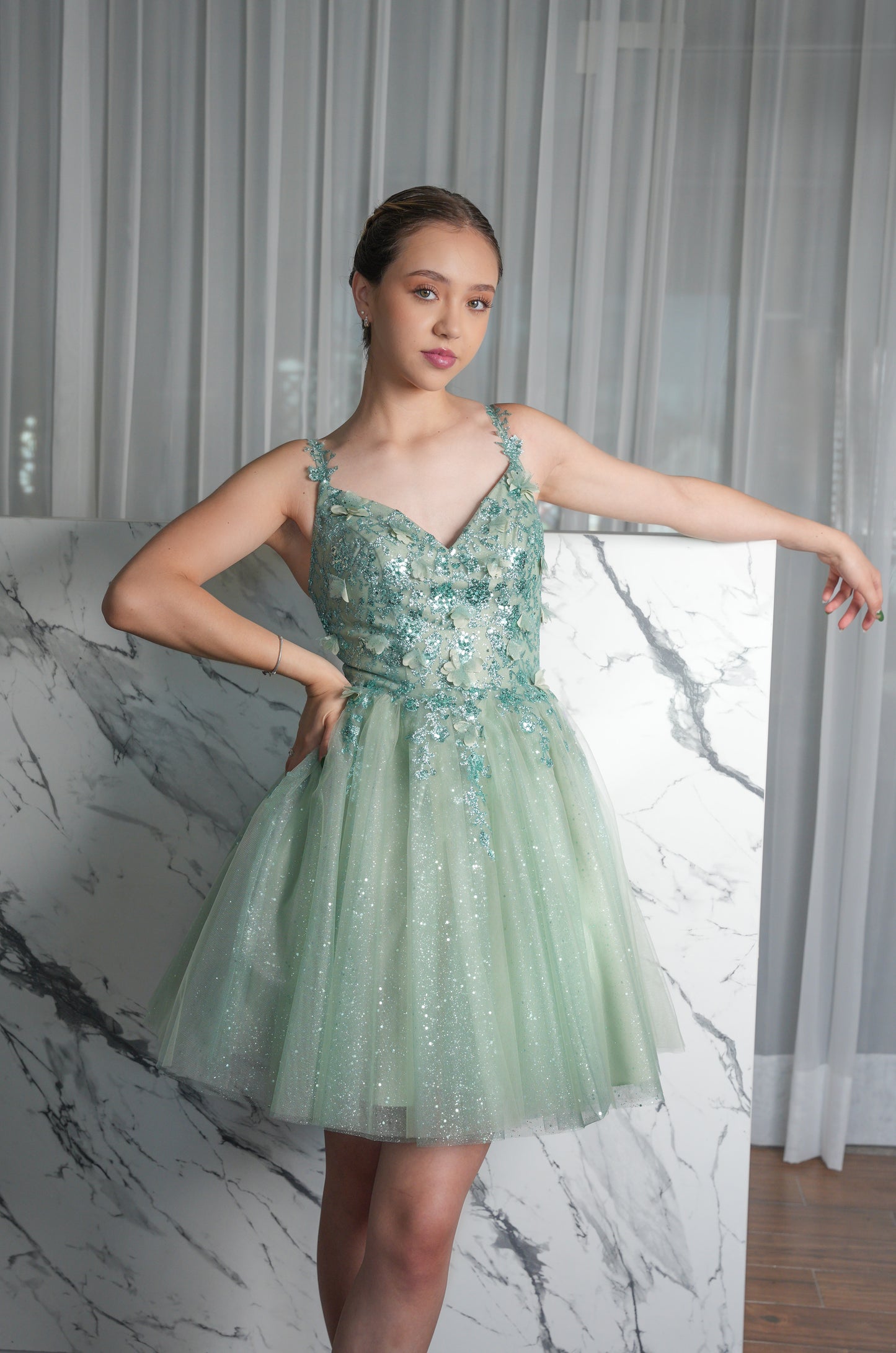 Vestido XV Años Verde Sage Gliter Flores Corto