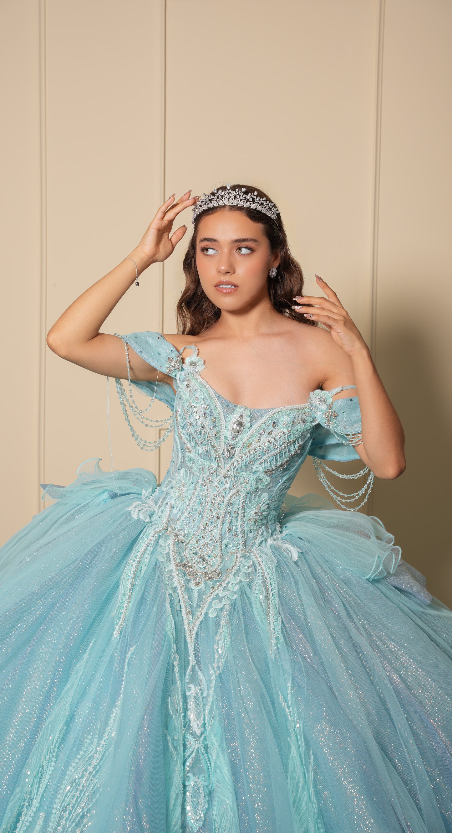 Vestido de XV Años Azul Menta Pedrería Plata con Falda Desplegable y Cadenas en Mangas