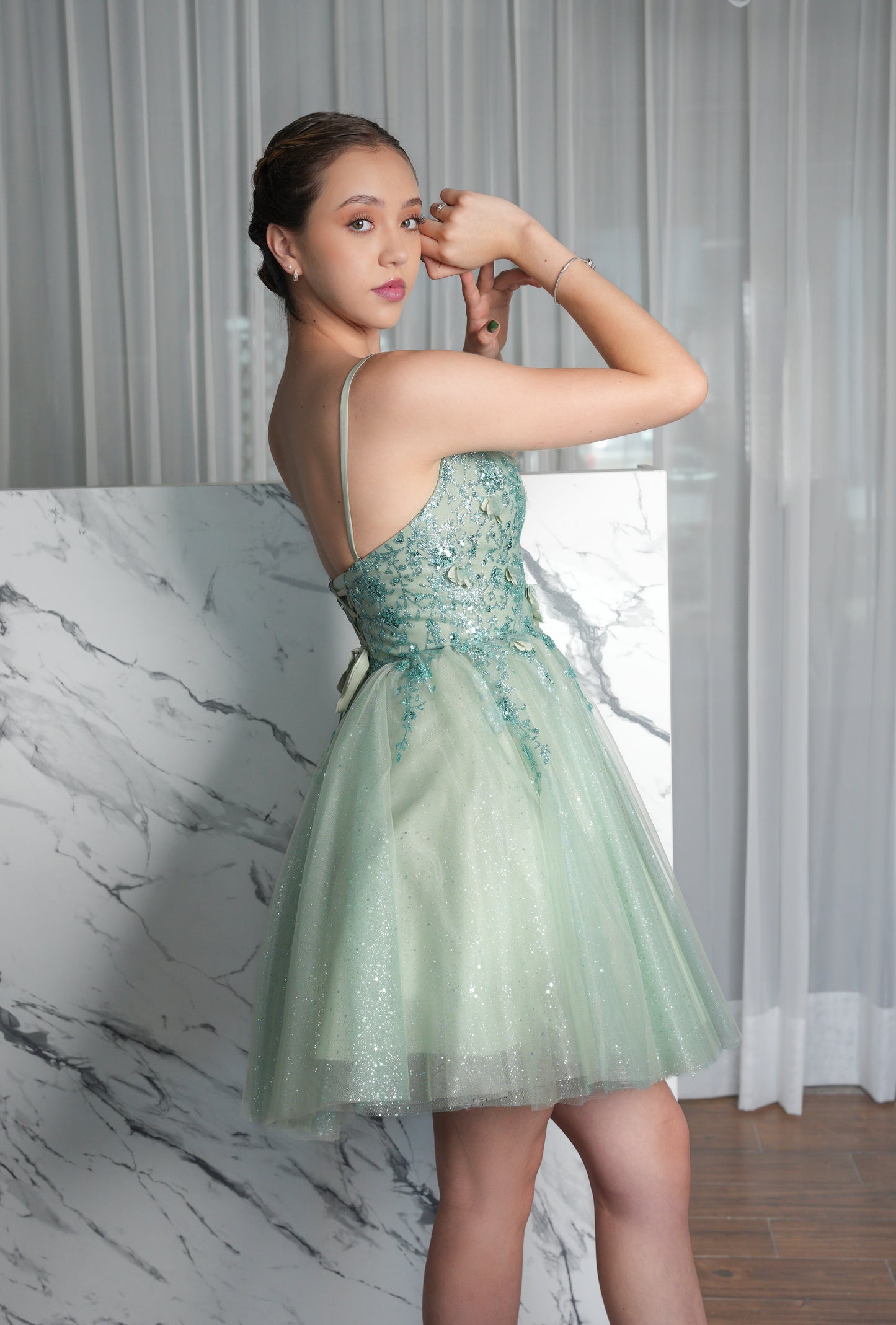 Vestido XV Años Verde Sage Gliter Flores Corto