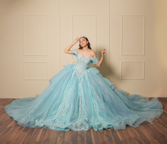 Vestido de XV Años Azul Menta Pedrería Plata con Falda Desplegable y Cadenas en Mangas