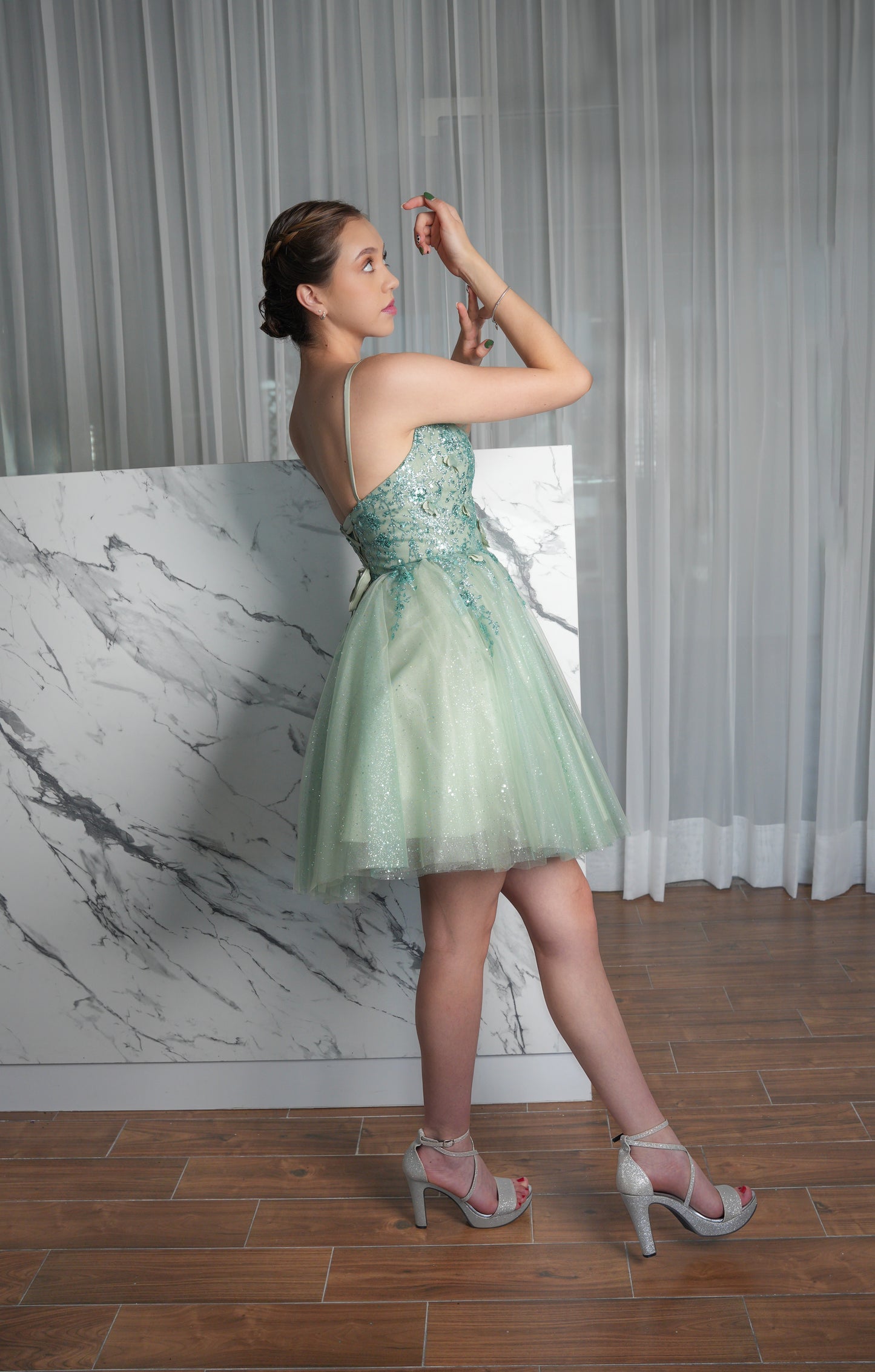 Vestido XV Años Verde Sage Gliter Flores Corto