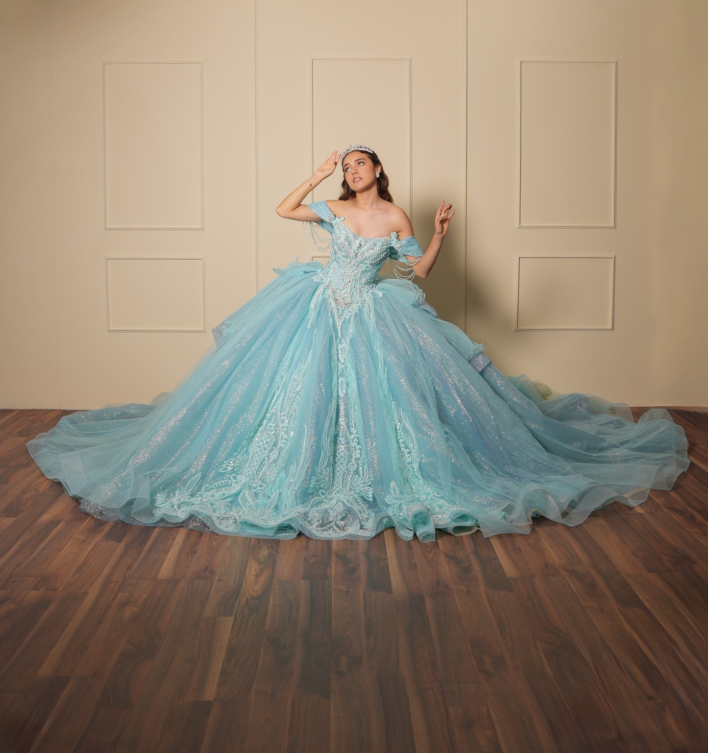 Vestido de XV Años Azul Menta Pedrería Plata con Falda Desplegable y Cadenas en Mangas
