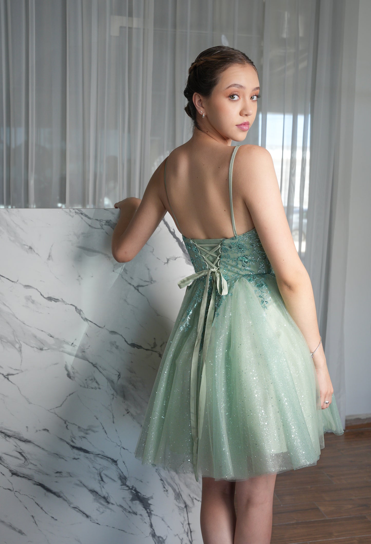 Vestido XV Años Verde Sage Gliter Flores Corto