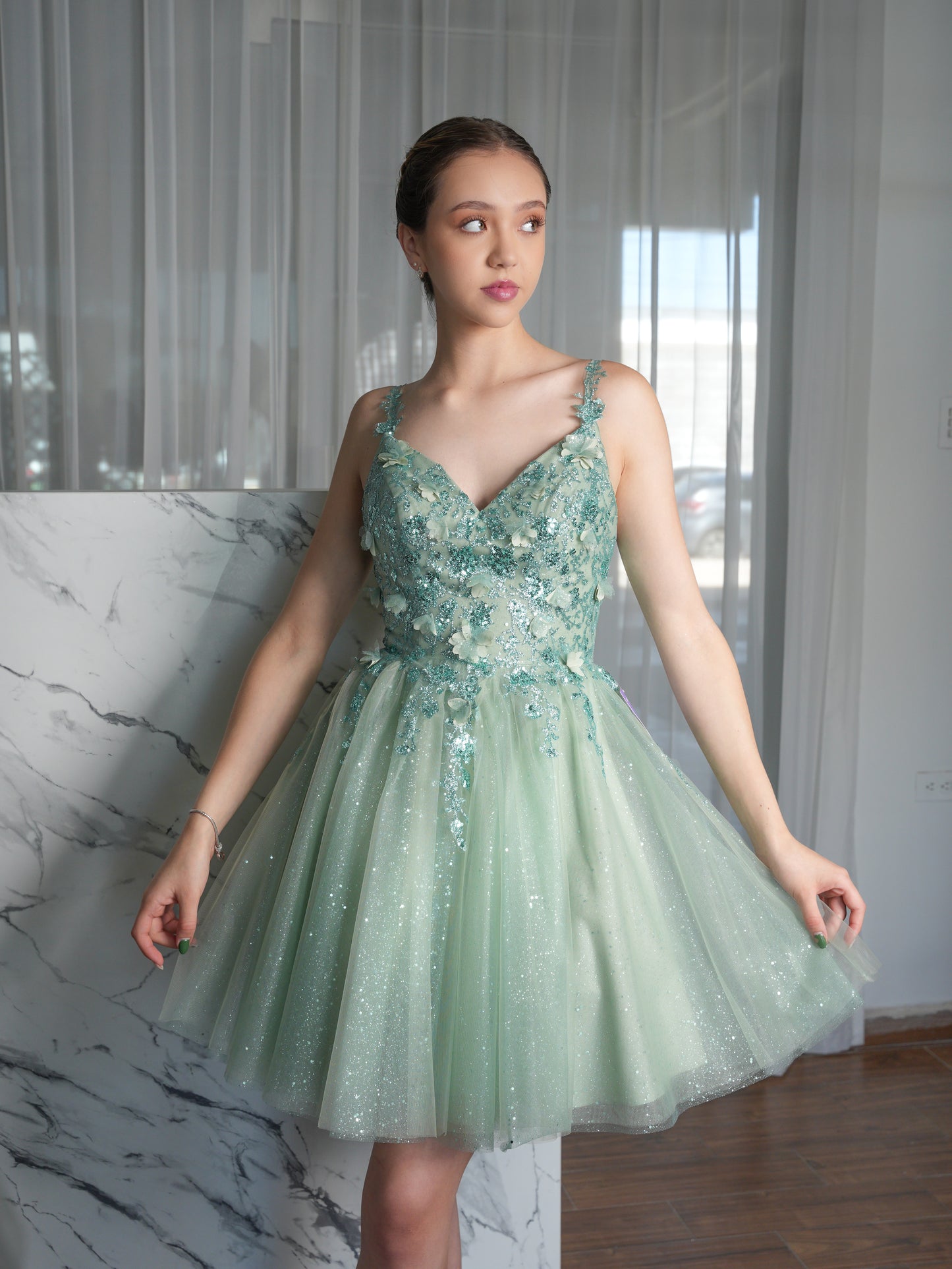 Vestido XV Años Verde Sage Gliter Flores Corto