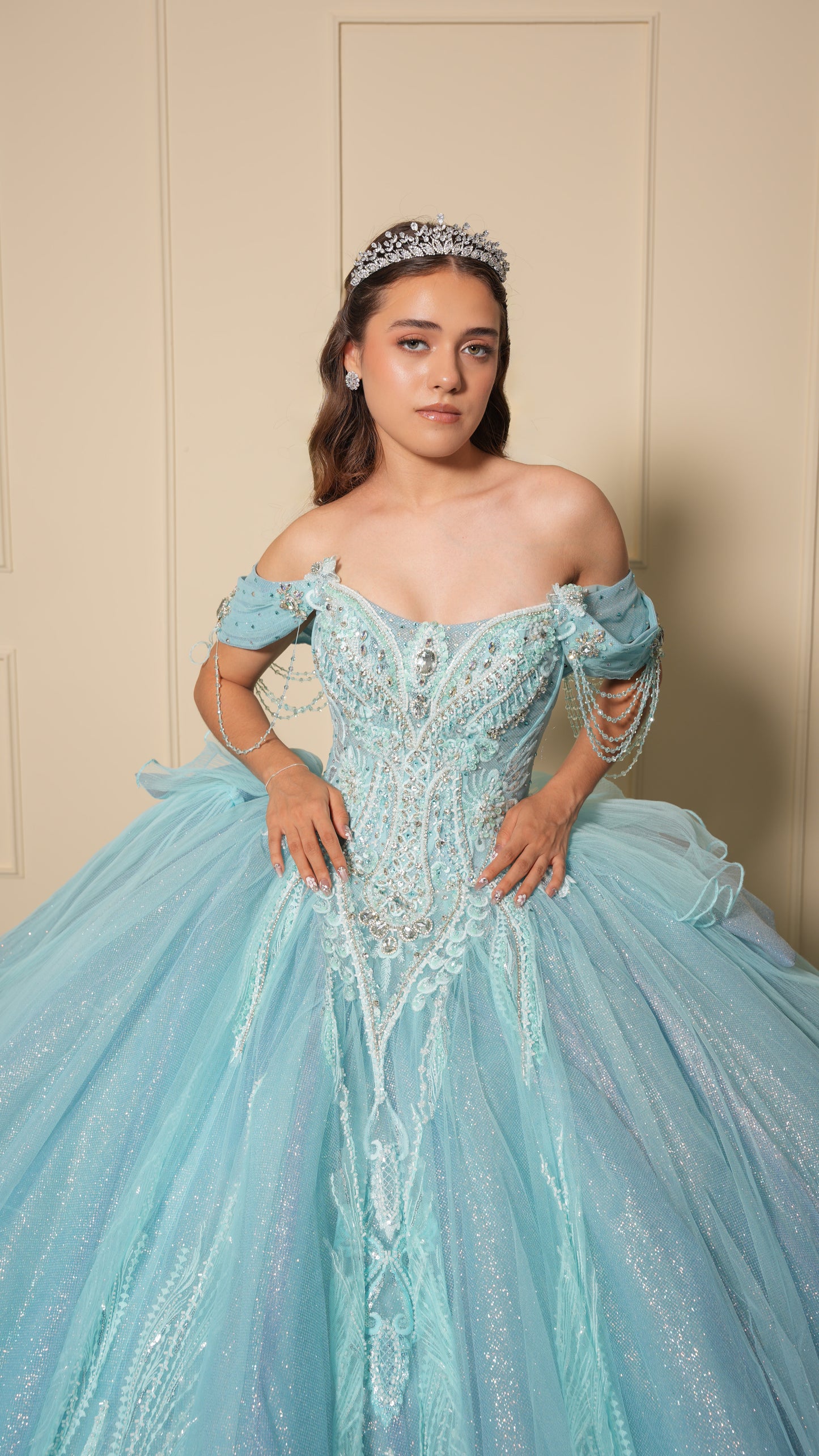 Vestido de XV Años Azul Menta Pedrería Plata con Falda Desplegable y Cadenas en Mangas