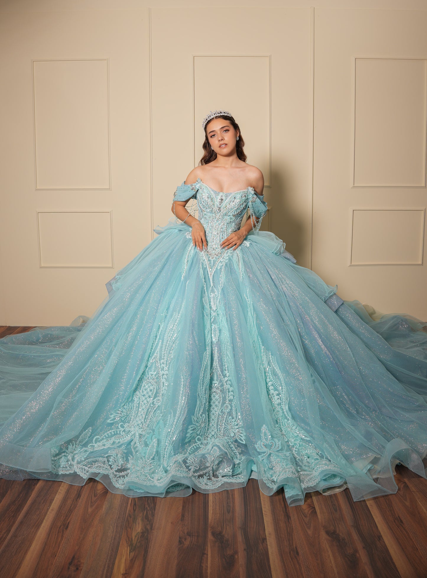 Vestido de XV Años Azul Menta Pedrería Plata con Falda Desplegable y Cadenas en Mangas