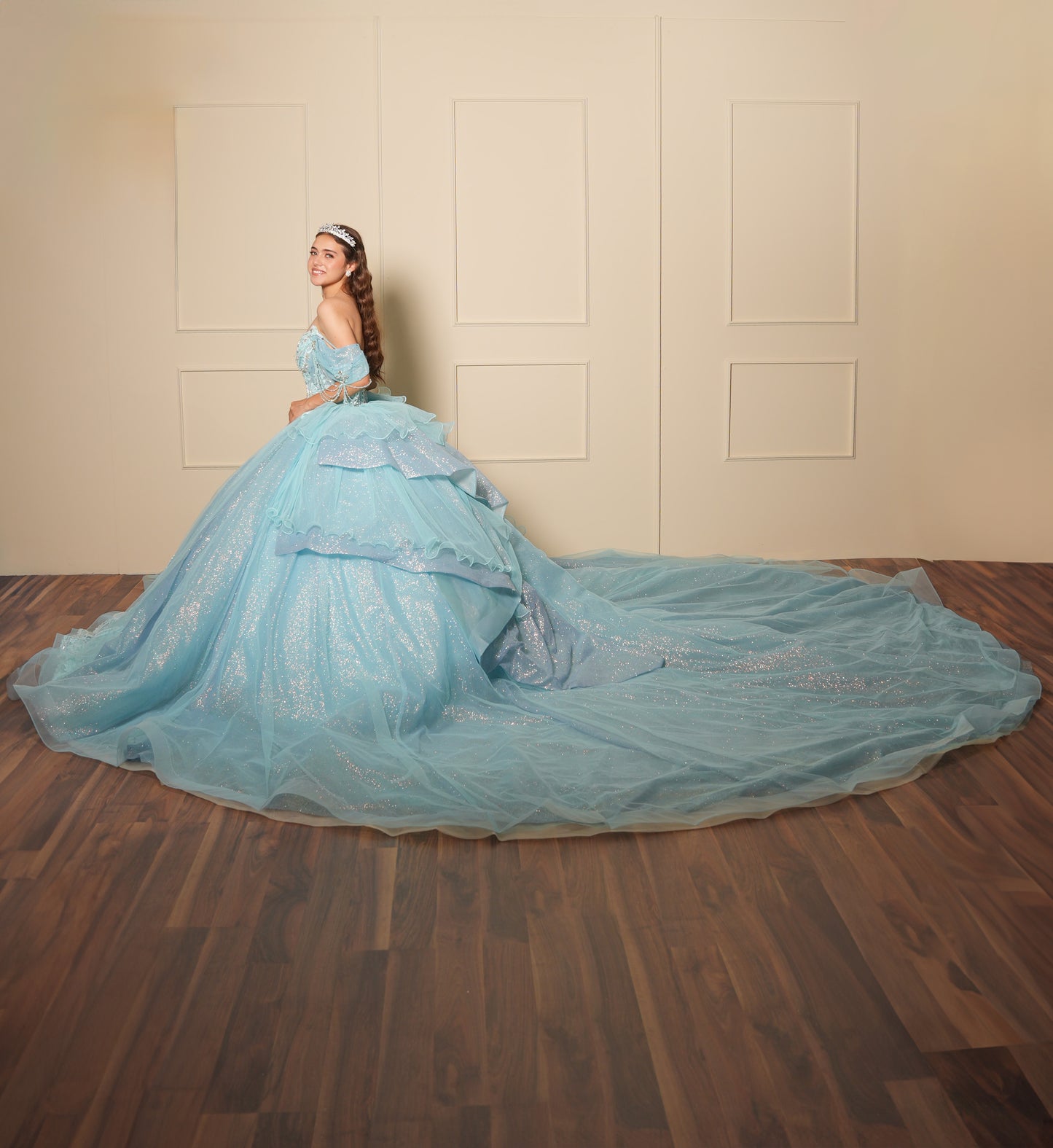 Vestido de XV Años Azul Menta Pedrería Plata con Falda Desplegable y Cadenas en Mangas