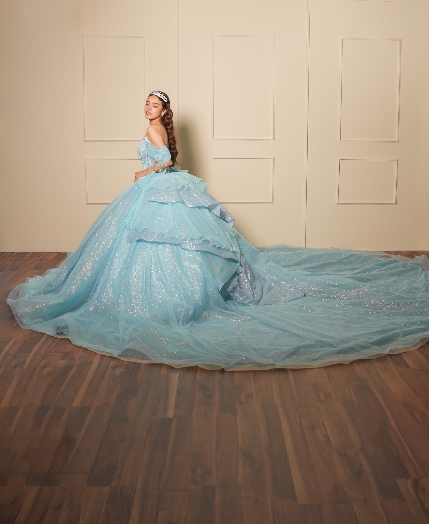 Vestido de XV Años Azul Menta Pedrería Plata con Falda Desplegable y Cadenas en Mangas