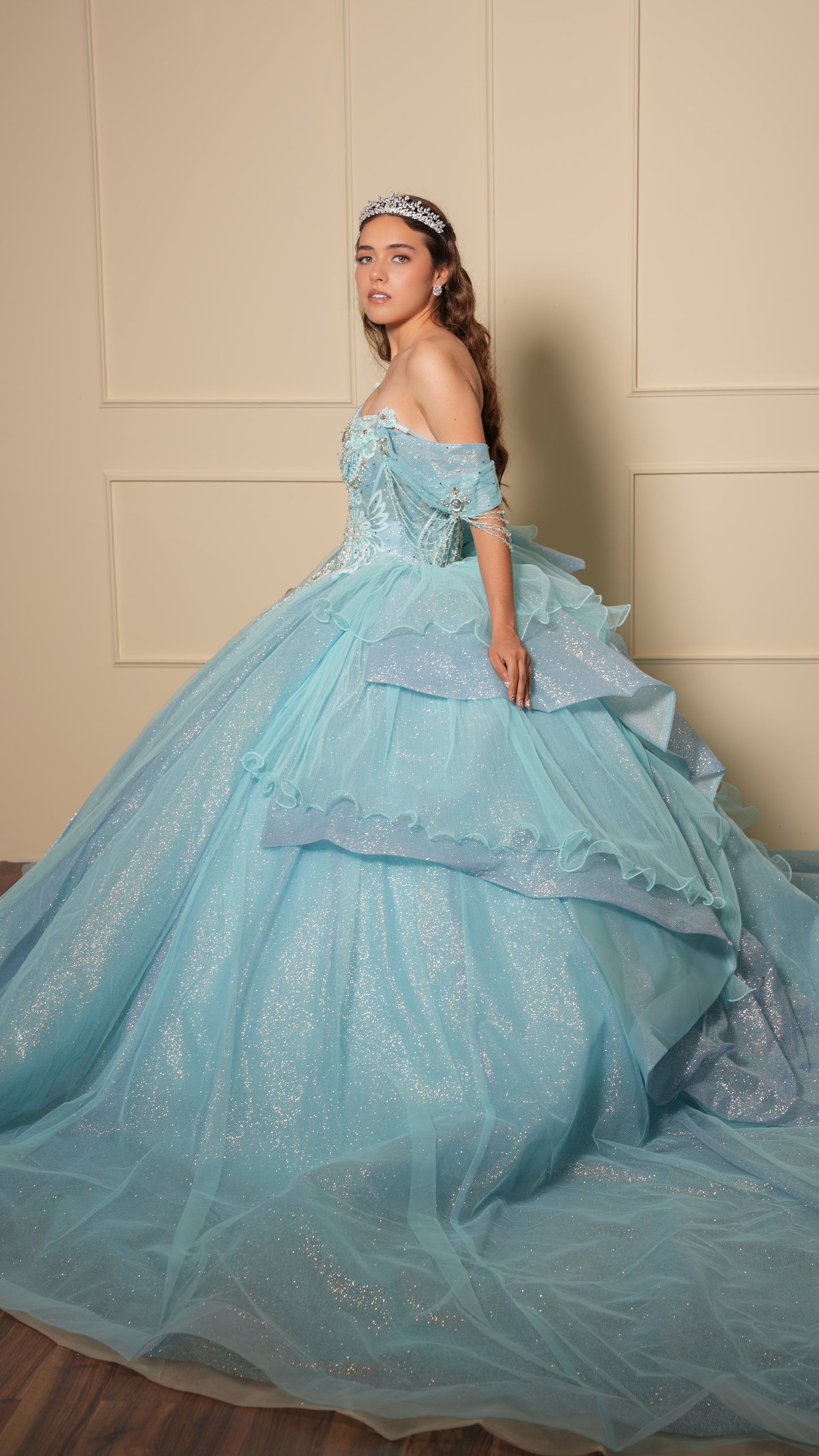 Vestido de XV Años Azul Menta Pedrería Plata con Falda Desplegable y Cadenas en Mangas