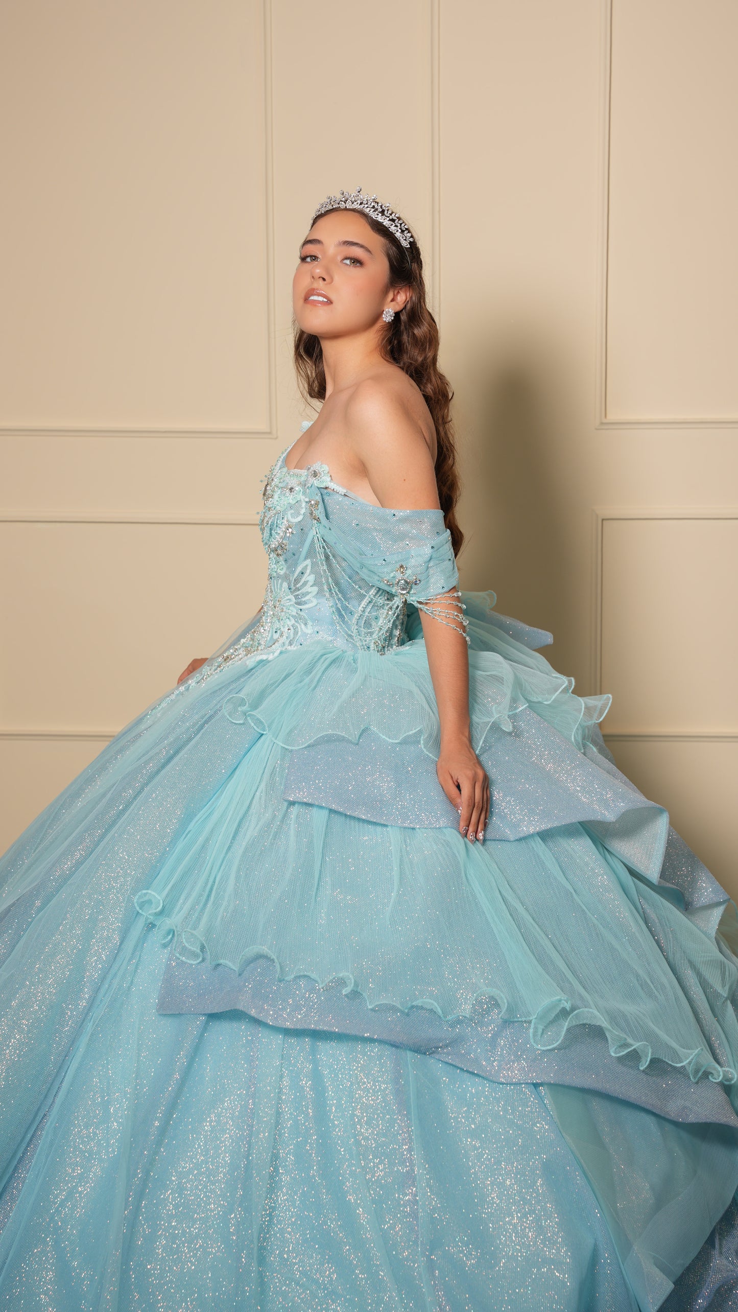 Vestido de XV Años Azul Menta Pedrería Plata con Falda Desplegable y Cadenas en Mangas