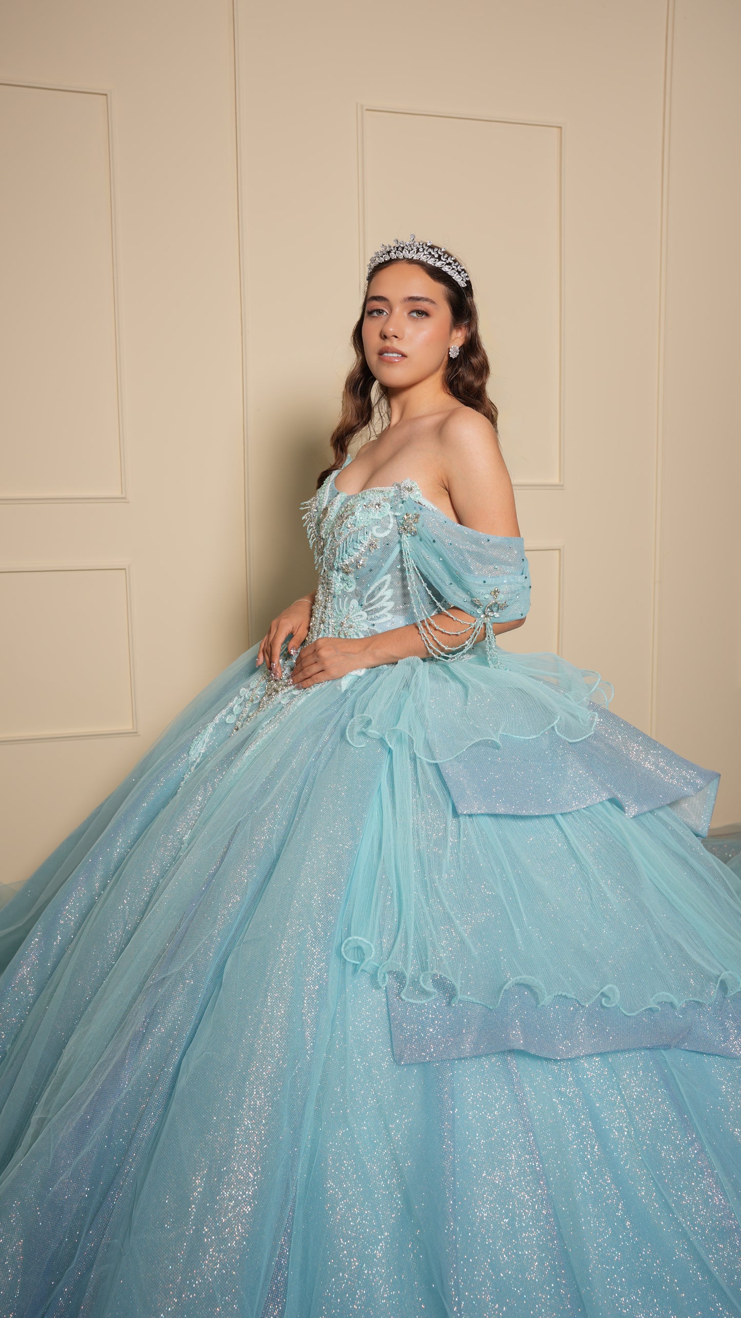Vestido de XV Años Azul Menta Pedrería Plata con Falda Desplegable y Cadenas en Mangas