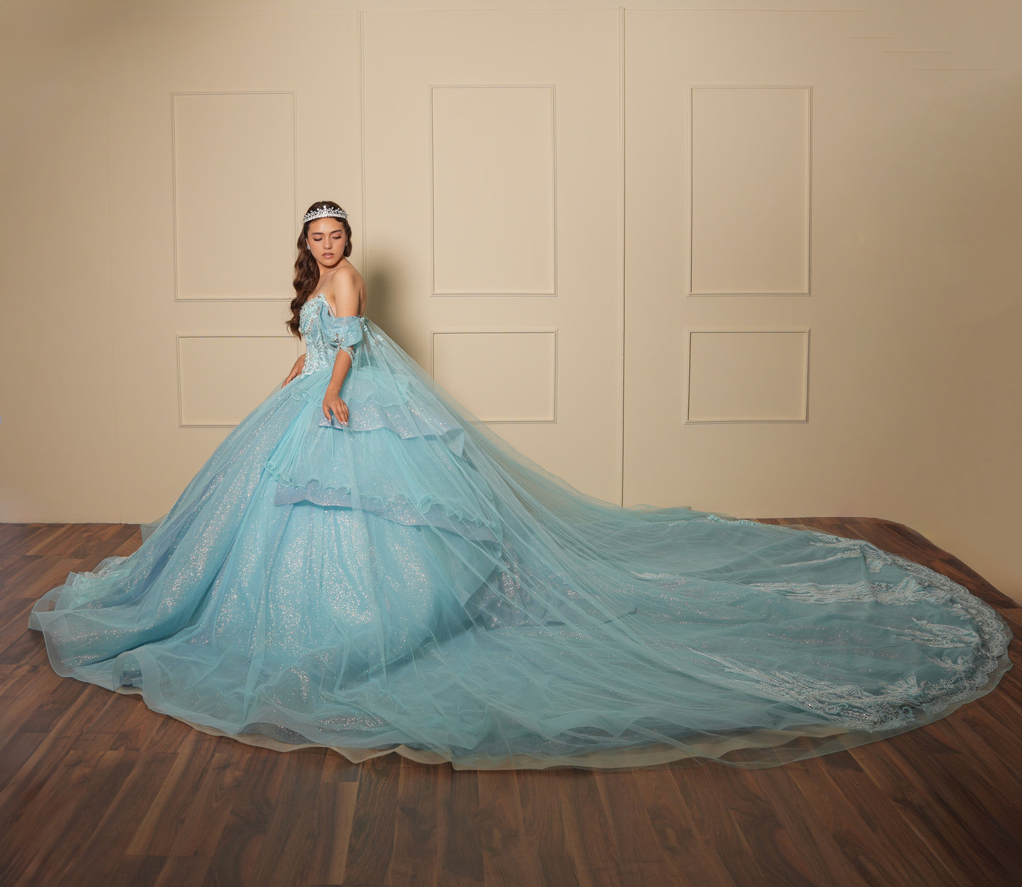 Vestido de XV Años Azul Menta Pedrería Plata con Falda Desplegable y Cadenas en Mangas