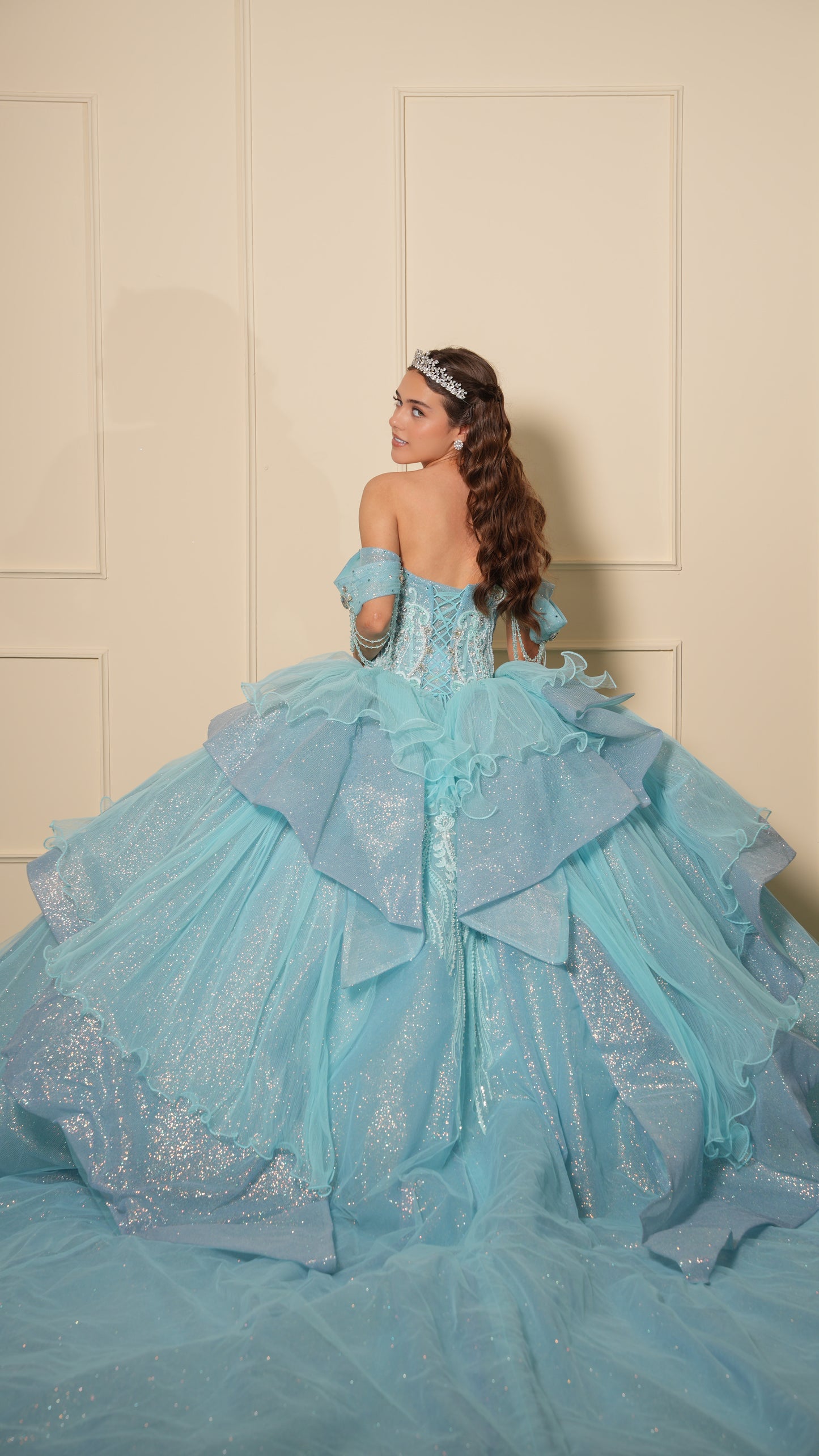 Vestido de XV Años Azul Menta Pedrería Plata con Falda Desplegable y Cadenas en Mangas