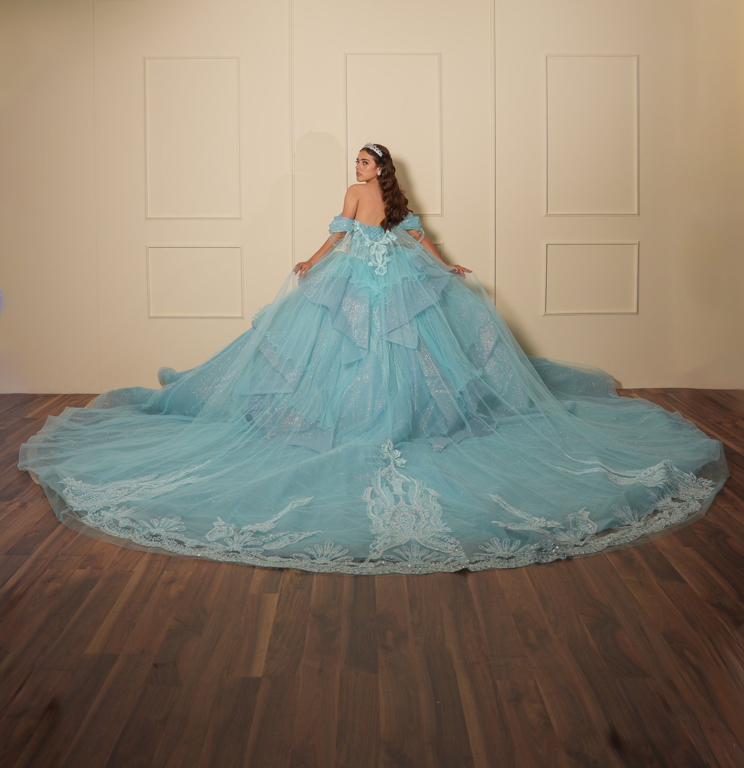 Vestido de XV Años Azul Menta Pedrería Plata con Falda Desplegable y Cadenas en Mangas