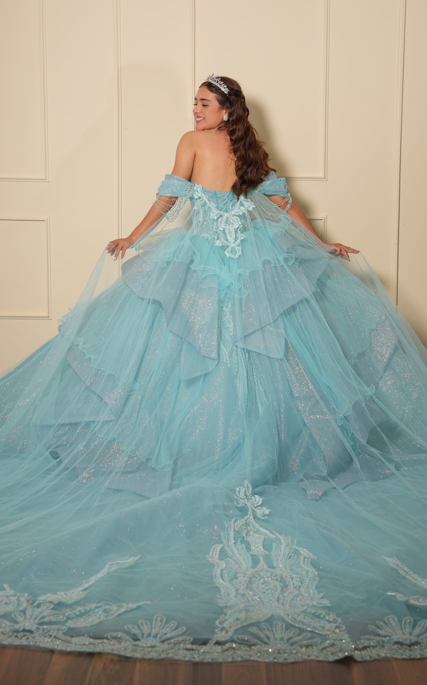 Vestido de XV Años Azul Menta Pedrería Plata con Falda Desplegable y Cadenas en Mangas