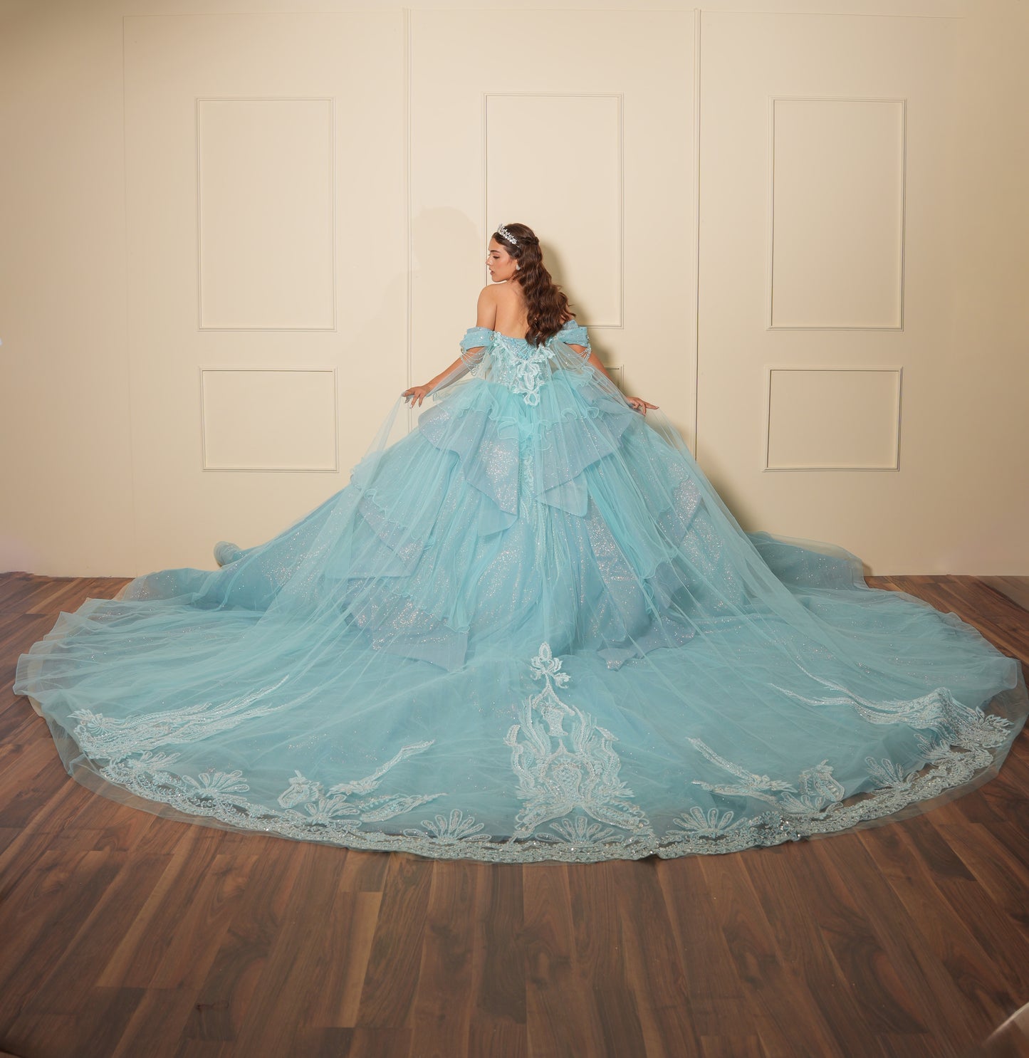 Vestido de XV Años Azul Menta Pedrería Plata con Falda Desplegable y Cadenas en Mangas