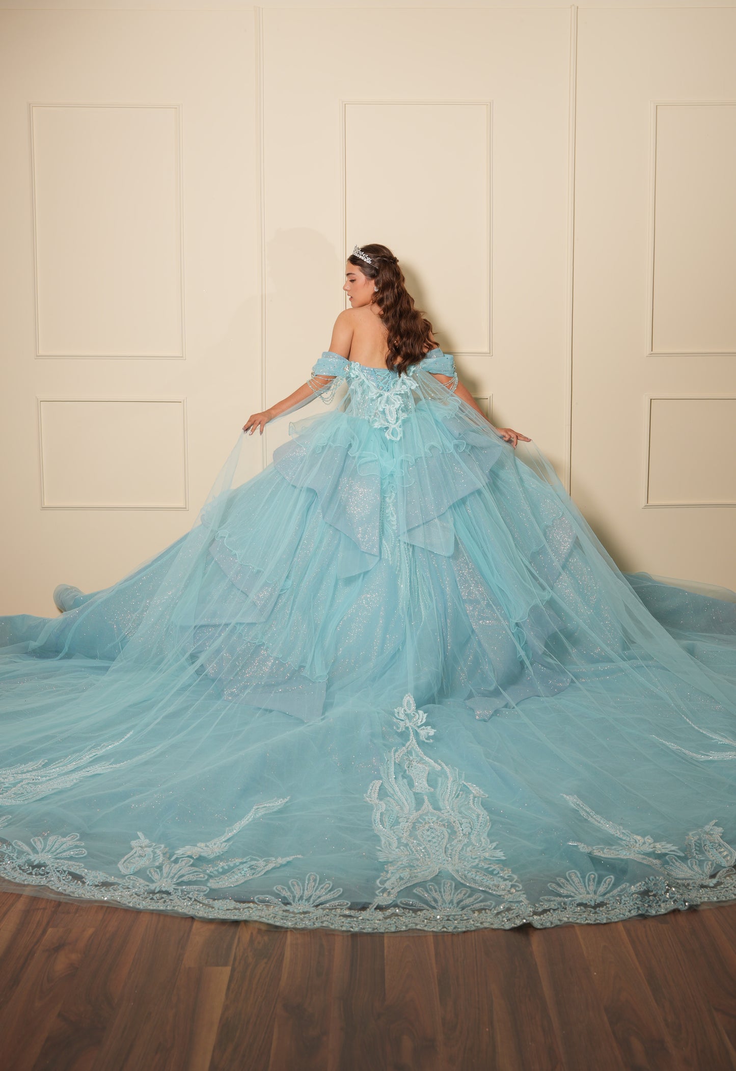 Vestido de XV Años Azul Menta Pedrería Plata con Falda Desplegable y Cadenas en Mangas