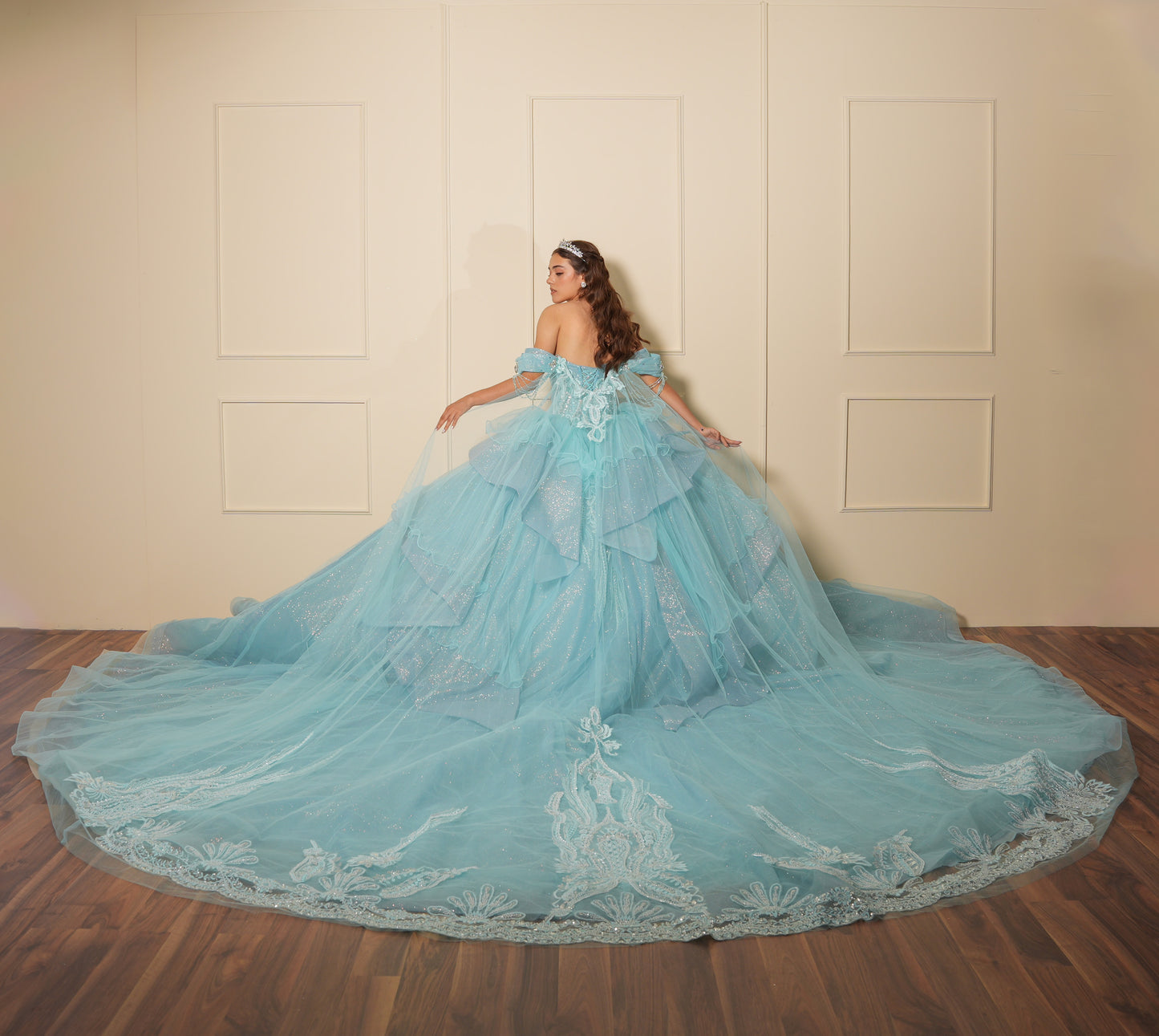 Vestido de XV Años Azul Menta Pedrería Plata con Falda Desplegable y Cadenas en Mangas