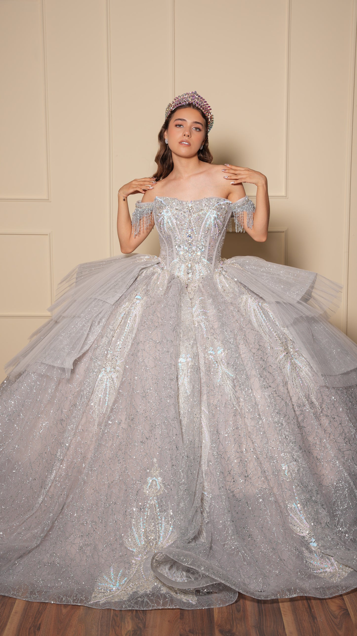 Vestido de XV Años Plateado con Pedrería y Cadenas en Mangas Caídas