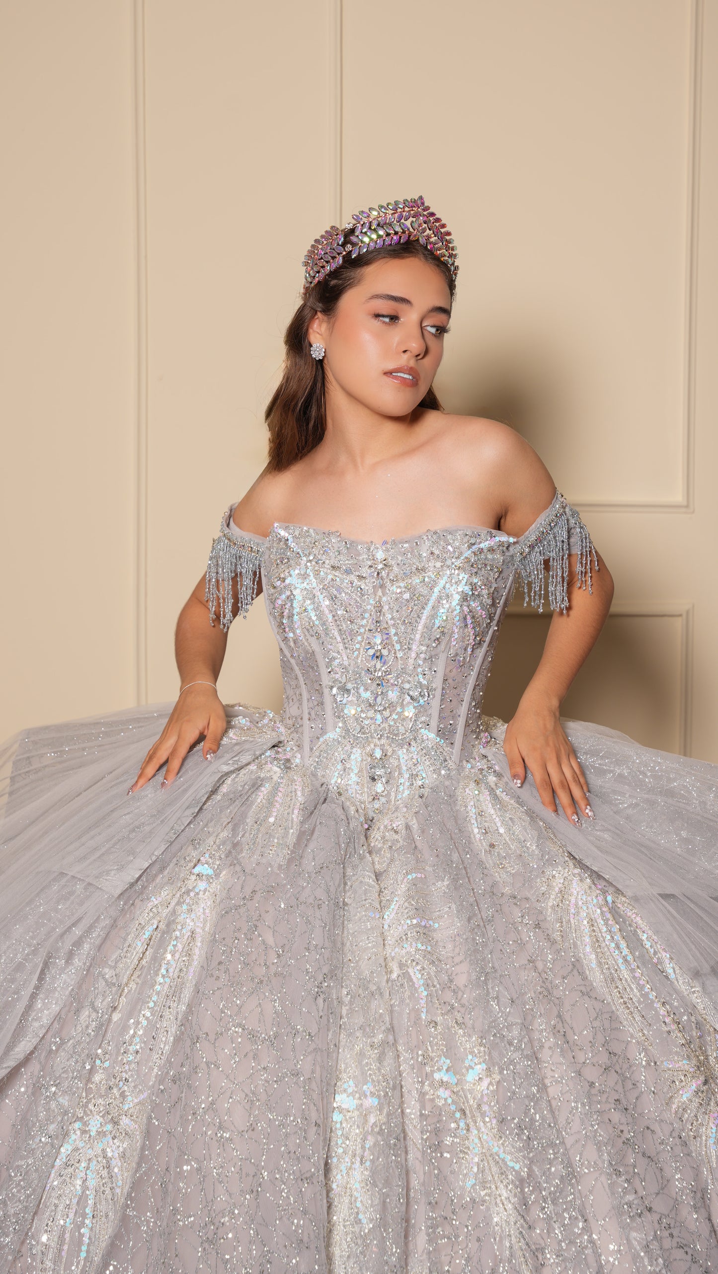 Vestido de XV Años Plateado con Pedrería y Cadenas en Mangas Caídas