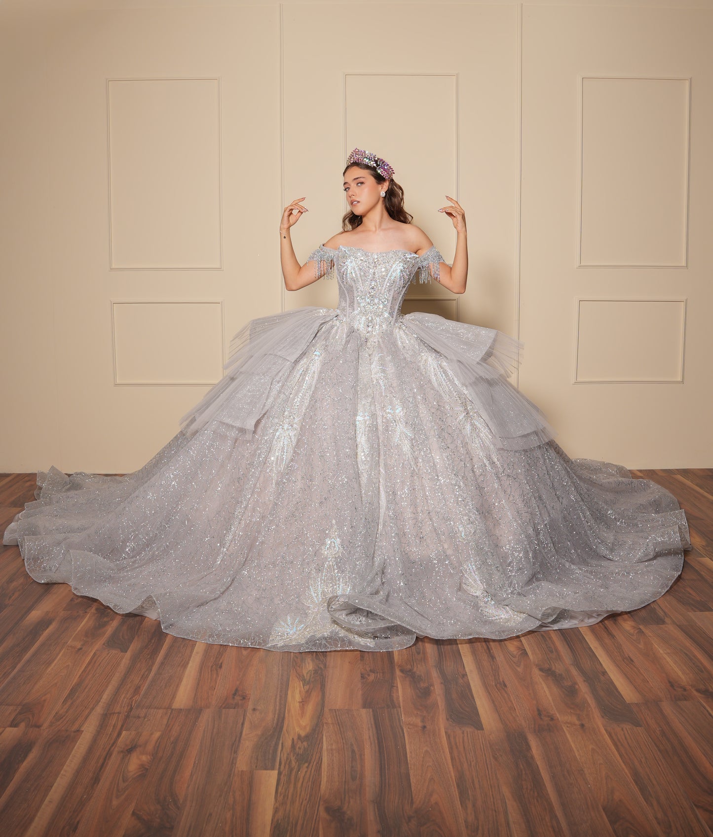 Vestido de XV Años Plateado con Pedrería y Cadenas en Mangas Caídas