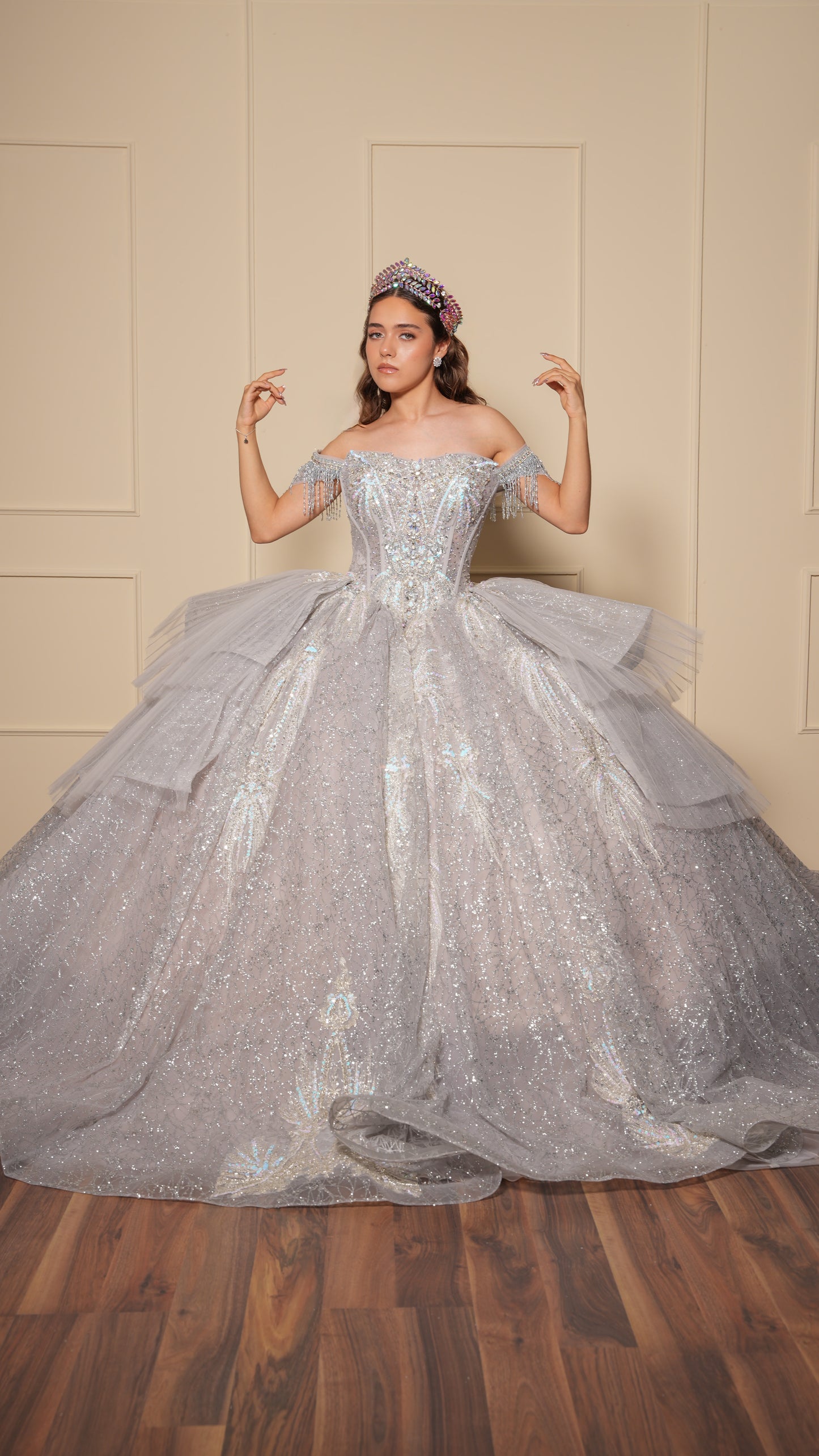 Vestido de XV Años Plateado con Pedrería y Cadenas en Mangas Caídas