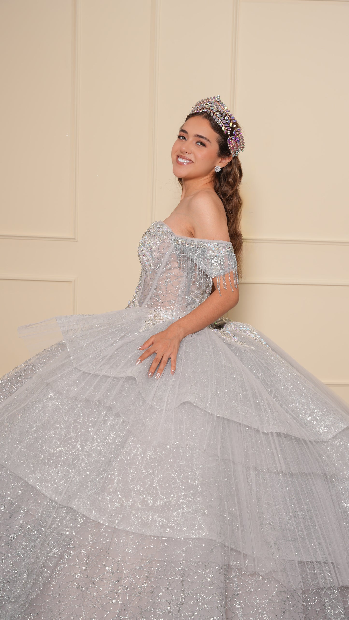 Vestido de XV Años Plateado con Pedrería y Cadenas en Mangas Caídas