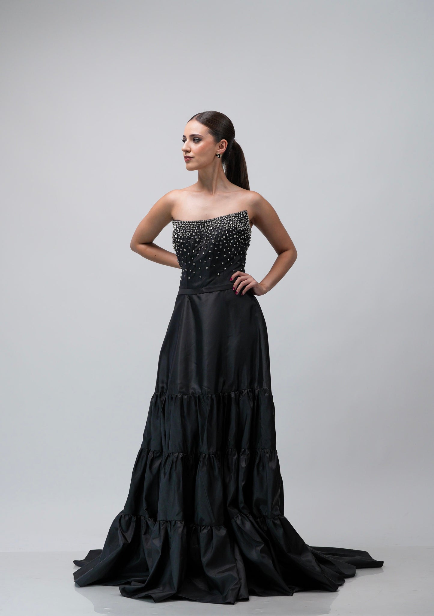 Vestido Negro Piedras Plata en Pecho Olanes Abajo