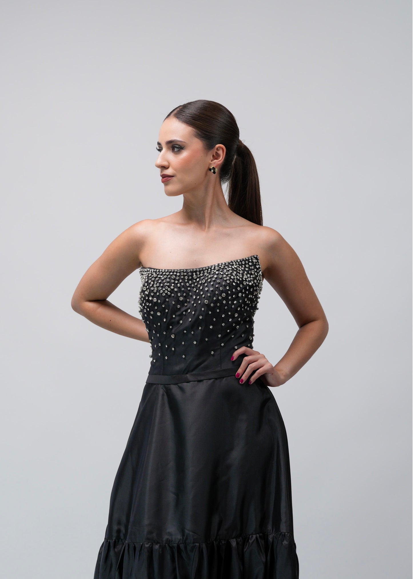 Vestido Negro Piedras Plata en Pecho Olanes Abajo