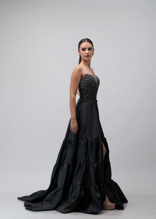 Vestido Negro Piedras Plata en Pecho Olanes Abajo