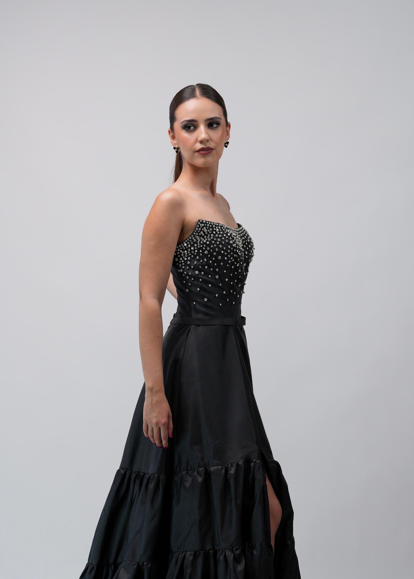 Vestido Negro Piedras Plata en Pecho Olanes Abajo