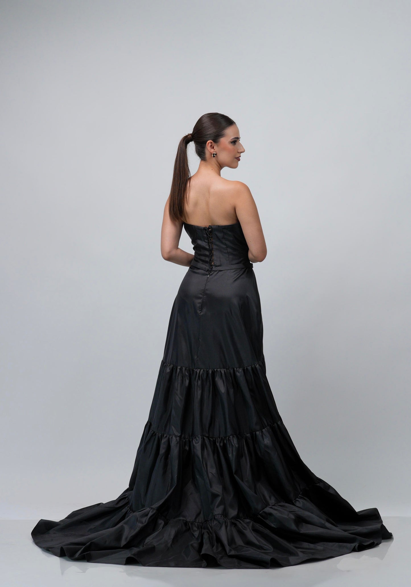 Vestido Negro Piedras Plata en Pecho Olanes Abajo